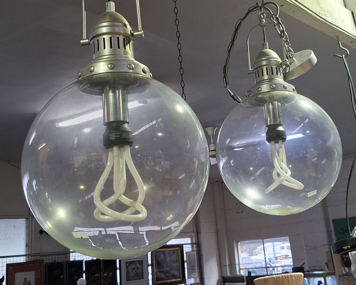 PAIR OF HANGING LIGHTS