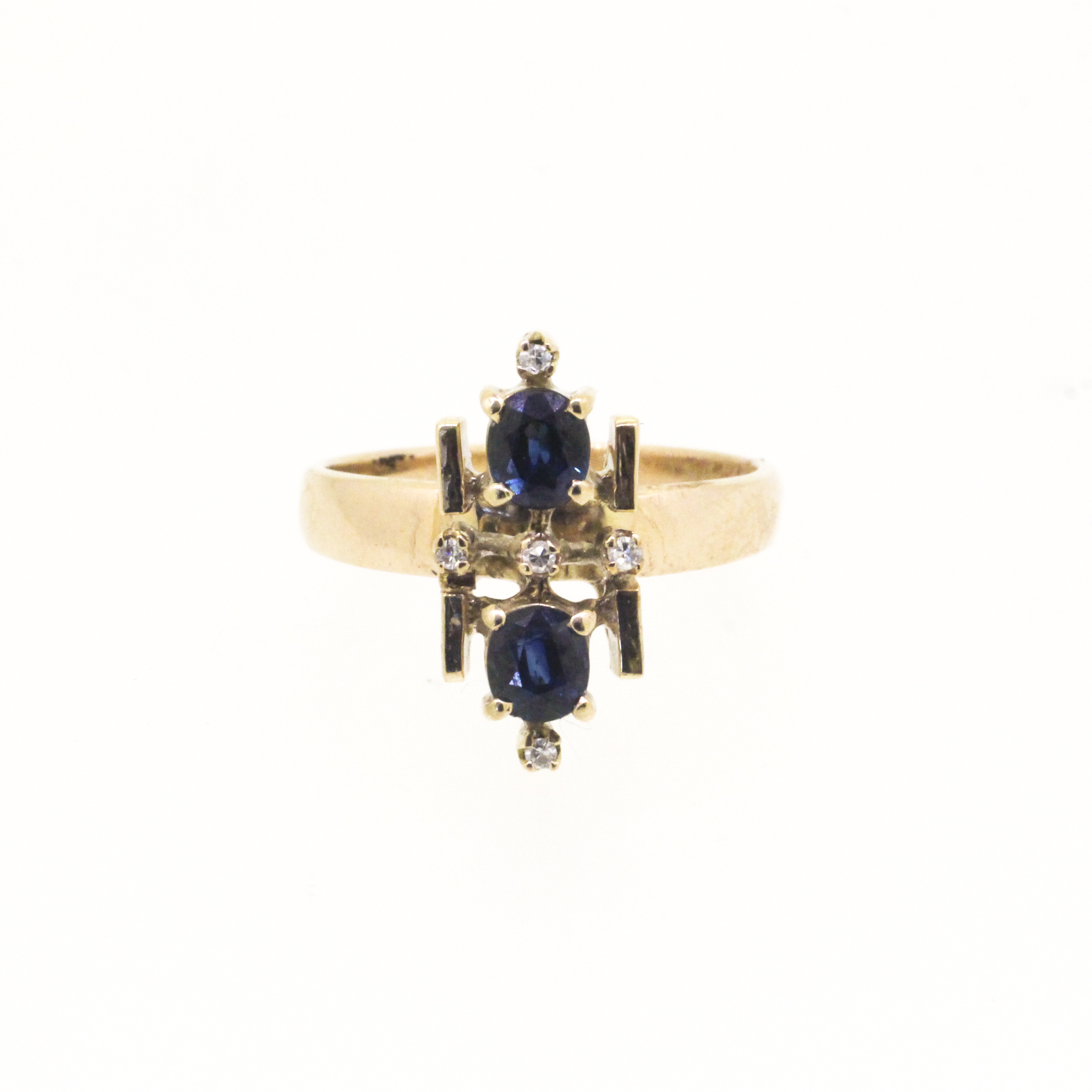431. · Sapphire & Diamond Ring 3.73g
