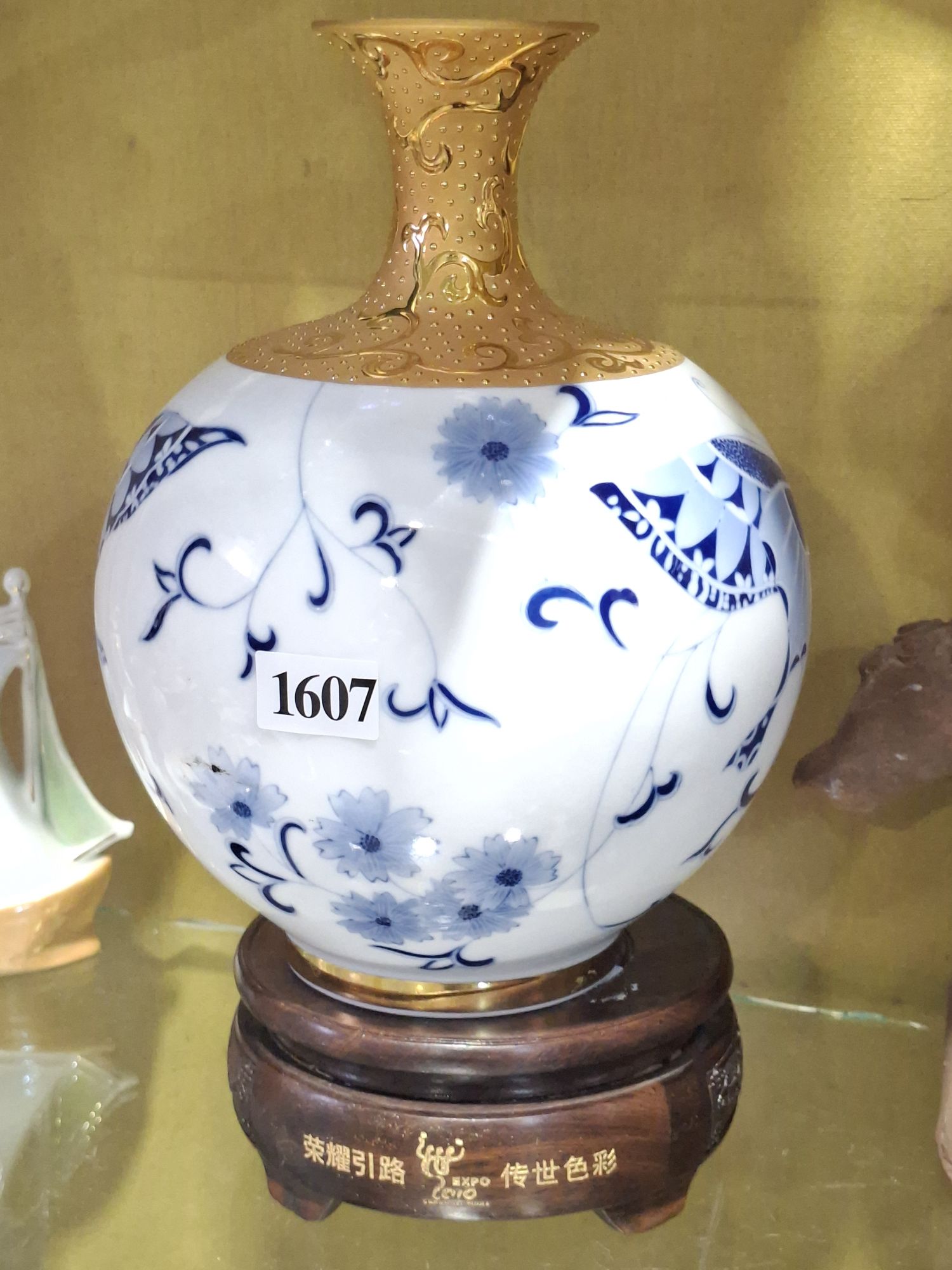 Shanghui Expo Vase With Stand