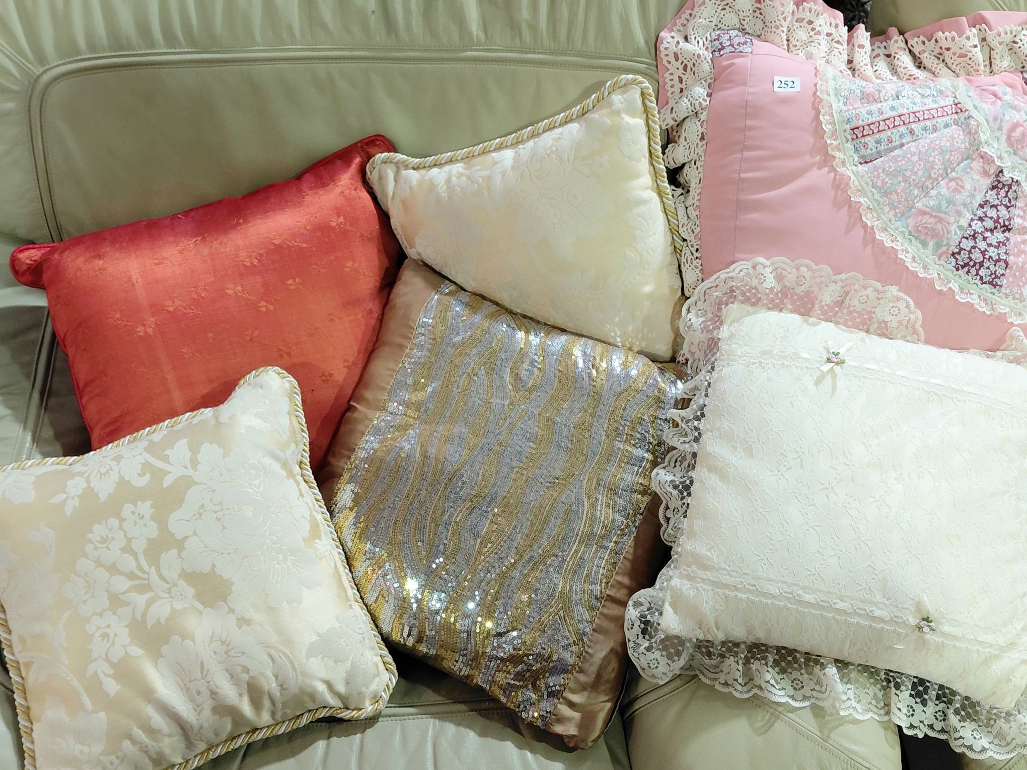 252 · THROW CUSHIONS