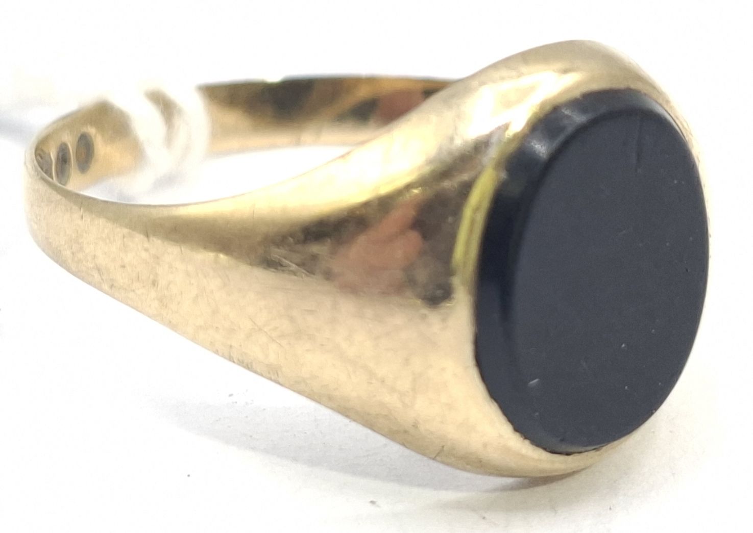 229 · 9CT GOLD SIGNET RING