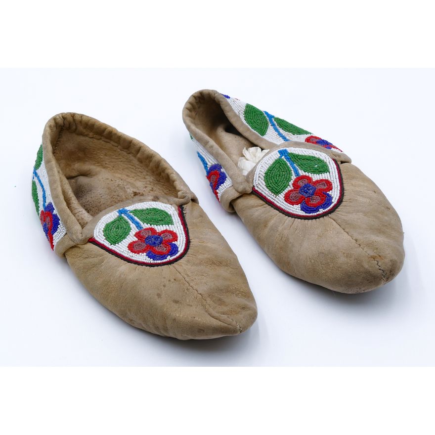 Pair Old Great Lakes Indian Beaded Moccasins