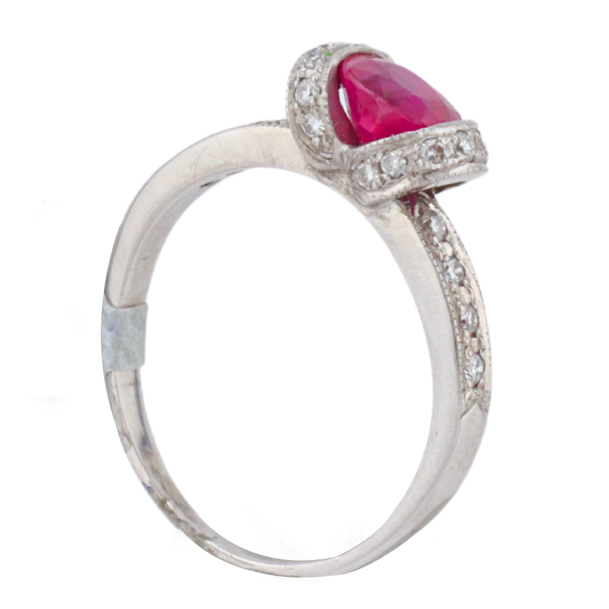 Anillo con rubí y diamantes