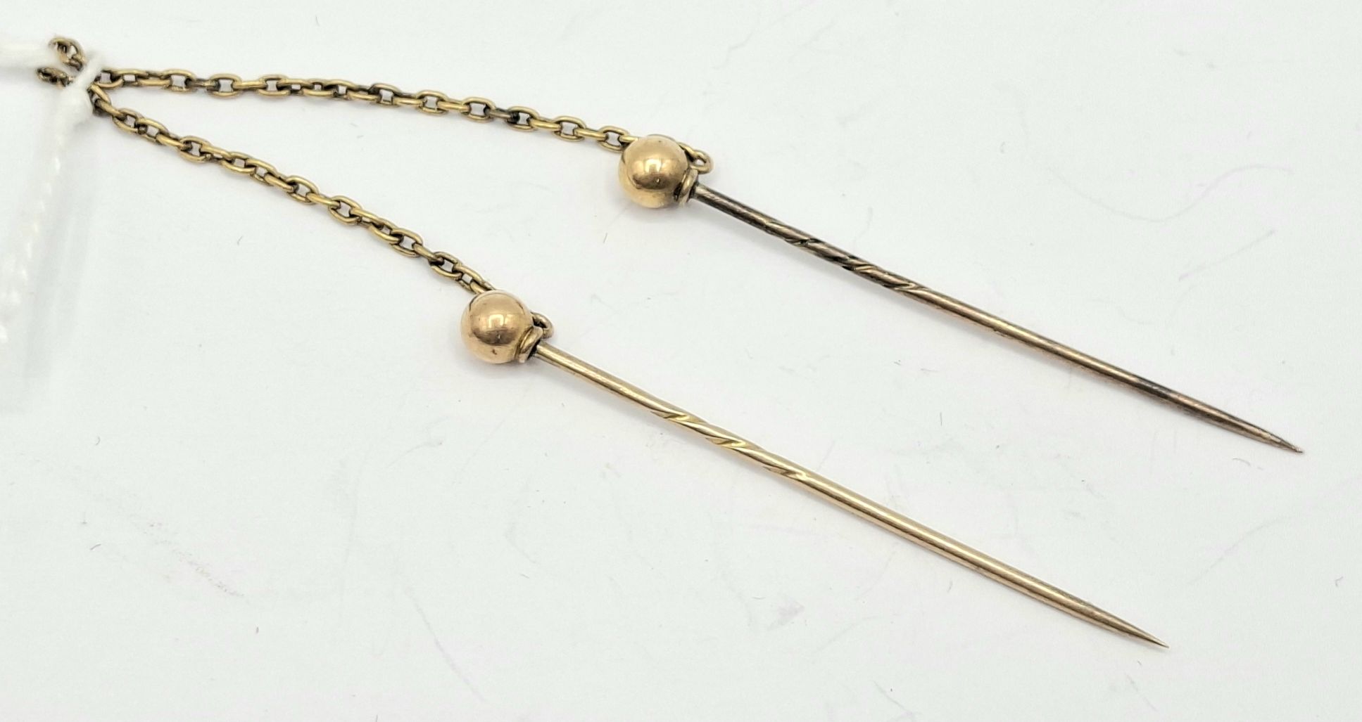 1054 · 18CT/15CT GOLD DOUBLE PINS
