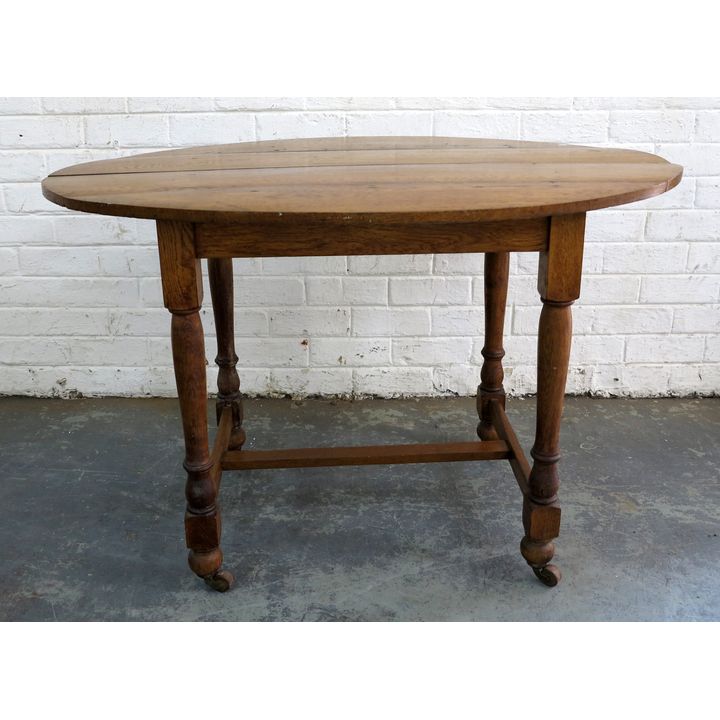 KITCHEN TABLE ON CASTORS
