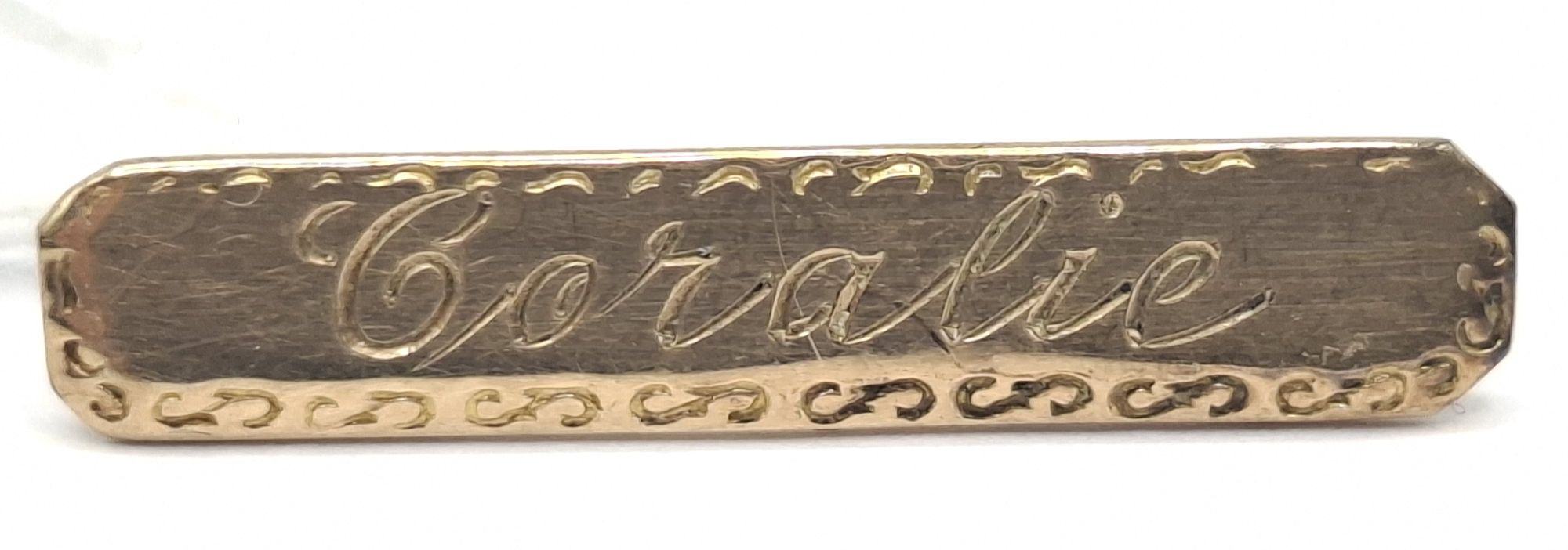1116 · 9CT BAR BROOCH