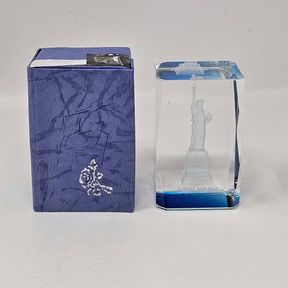 Vintage New York - Statue of Liberty 3-D Laser Crystal Paperweight