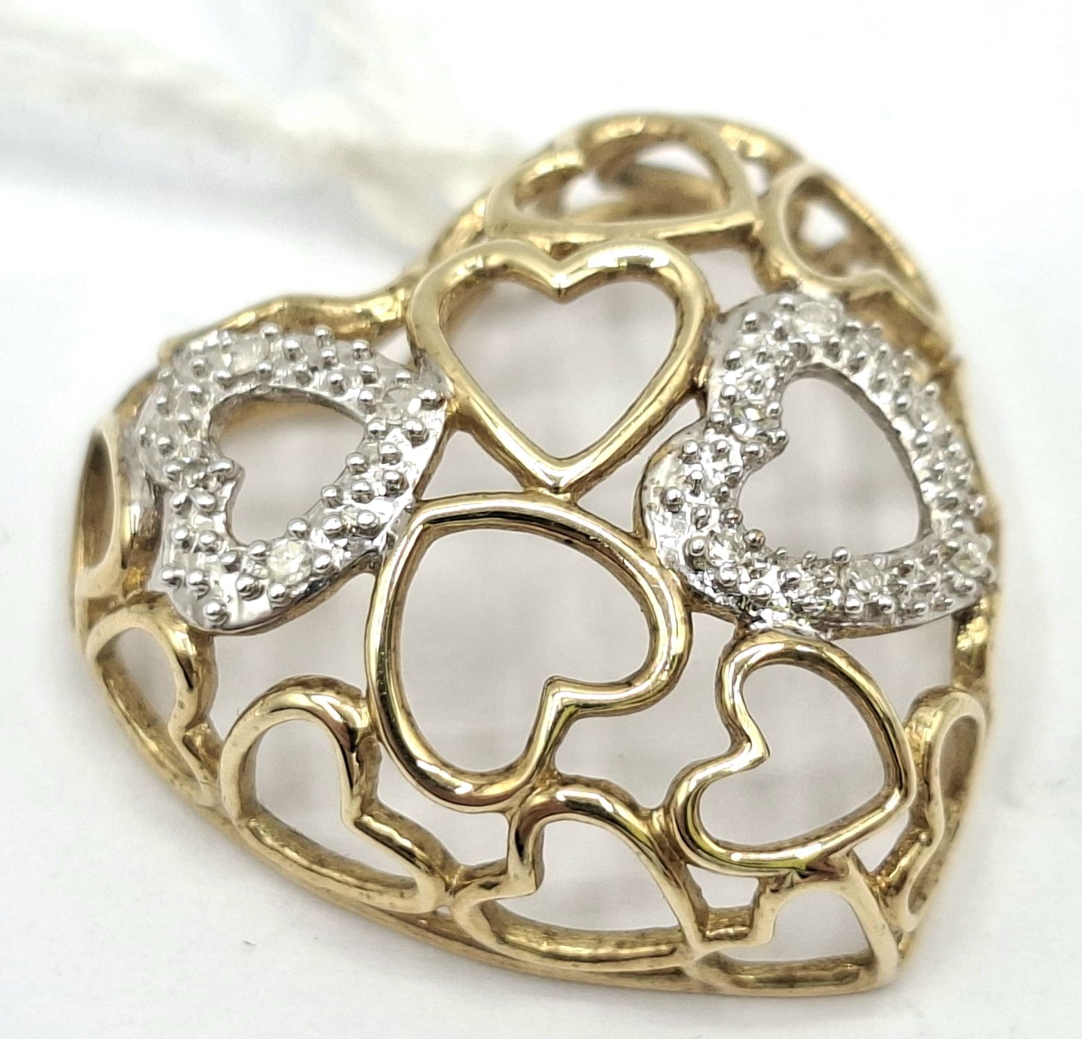 1042 · 9CT GOLD PENDANT
