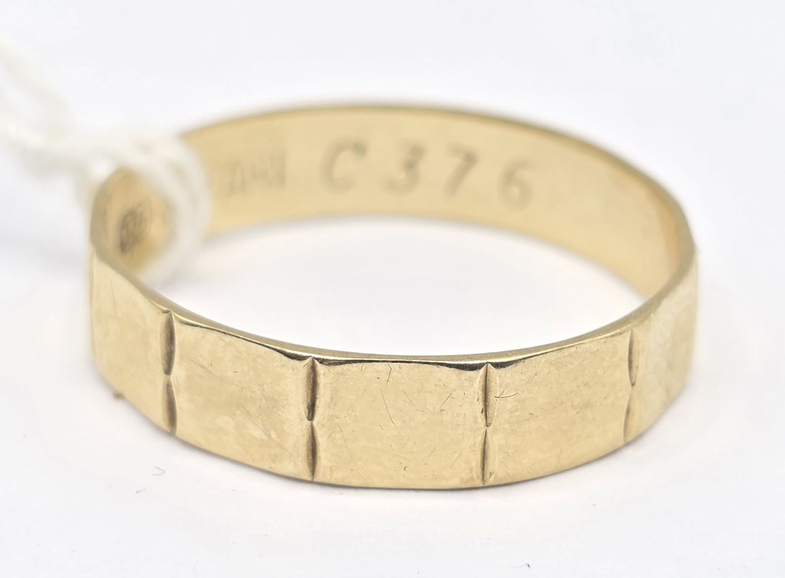 54 · 9CT SHAPED WEDDER