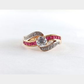YELLOW GOLD WEDDING RIG WITH RED STONES AND CENTRE CUBIC