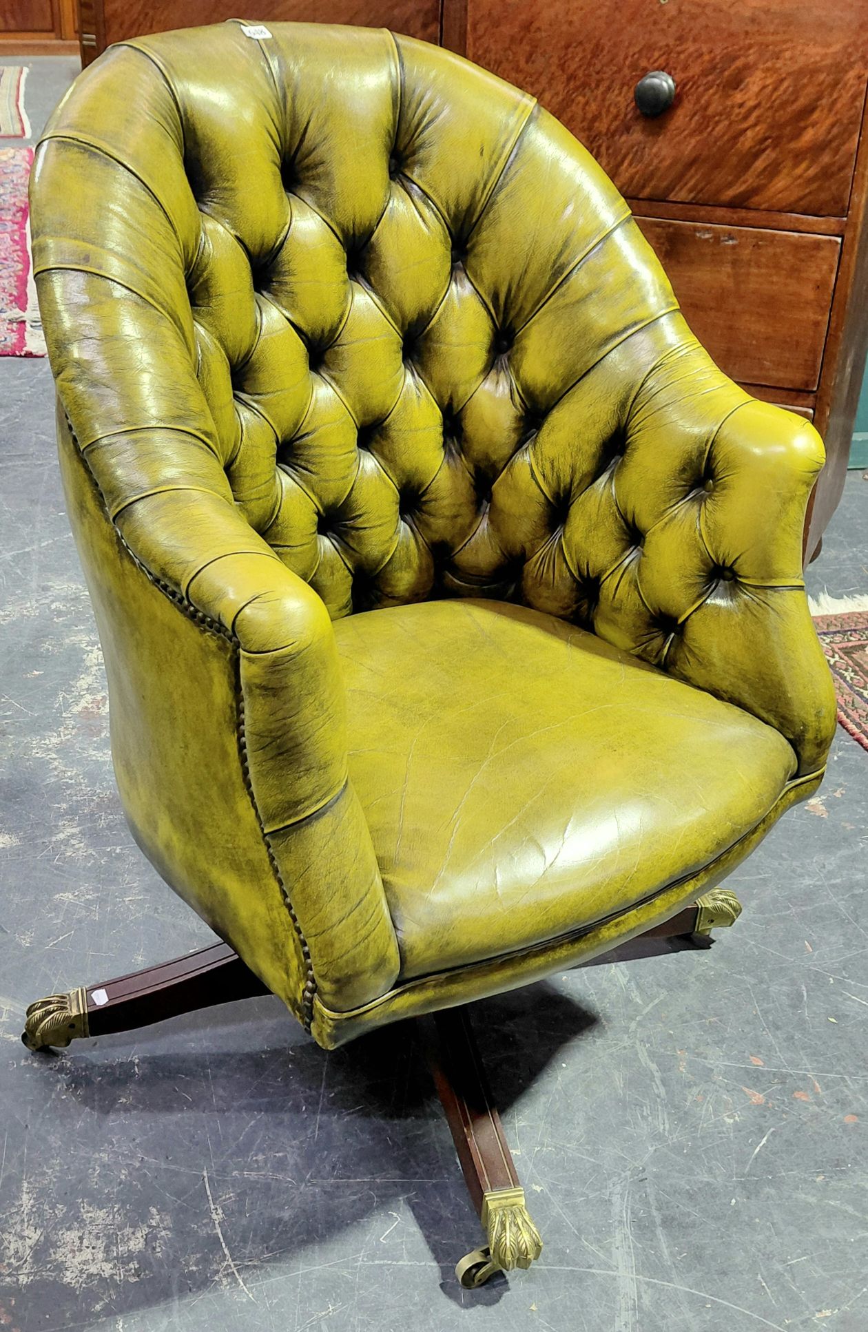 648 · LEATHER SWIVLED DESK CHAIR