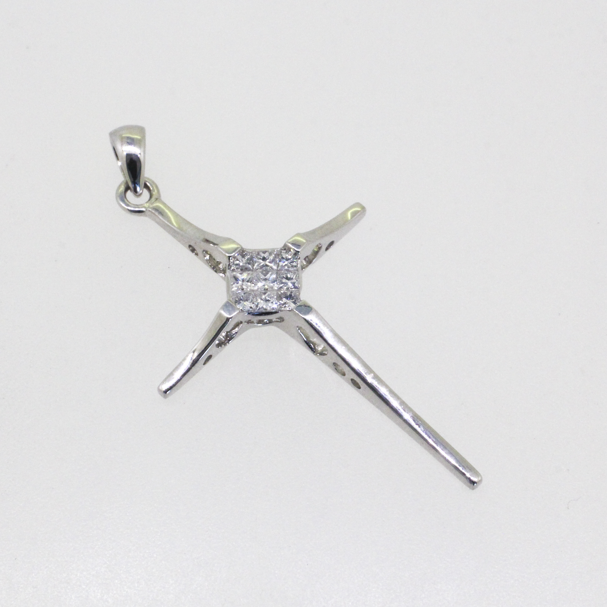 341 · 0.20ct Diamond Pendant 2.06g