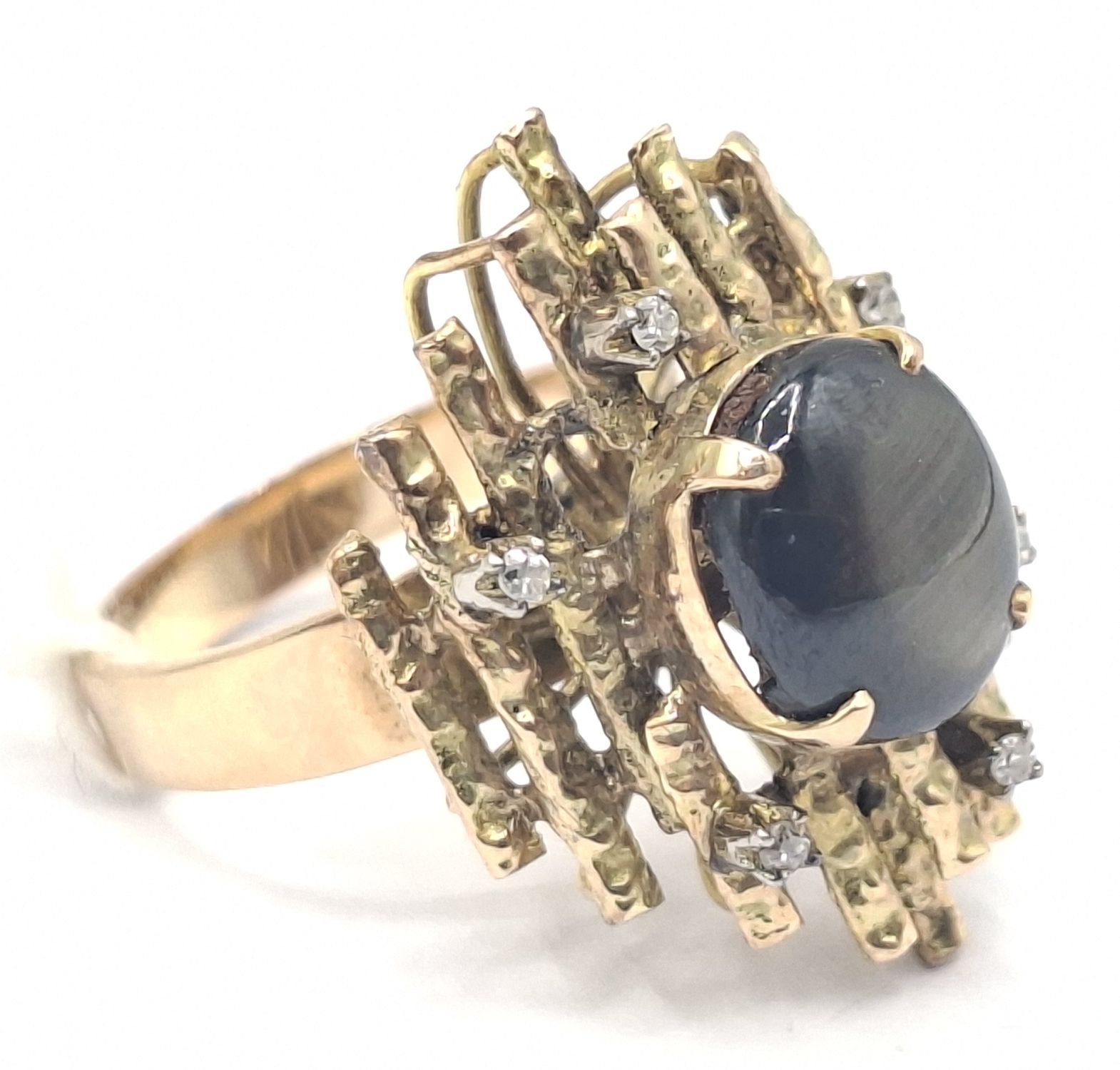 354 · 18CT GOLD SAPPHIRE DIAMOND RING