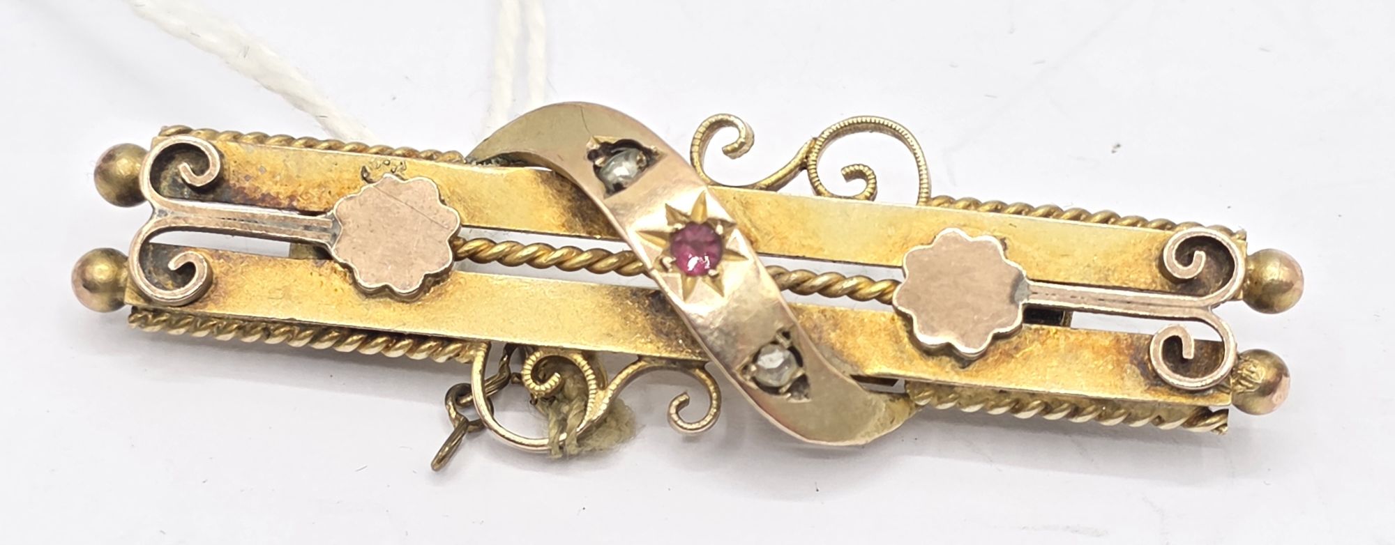 124 · VICTORIAN 15CT DOUBLE BAR BROOCH