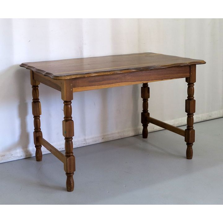 SMALL KIAAT KITCHEN TABLE