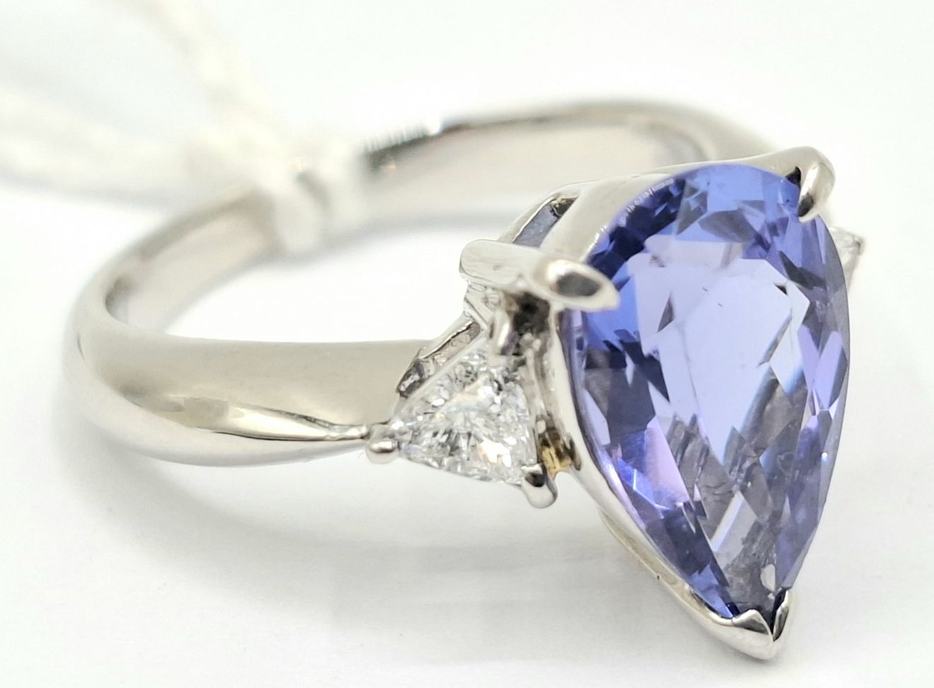 1170 · PLATINUM TANZANITE DIAMOND RING