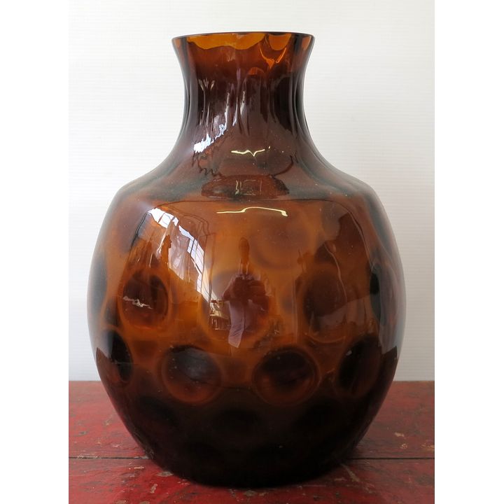 A LARGE AMBER GLASS VASE.