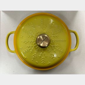 LE CREUSET CAST IRON 26CM SOLEIL YELLOW NOEL SHALLOW CASSEROLE - 51648/3126