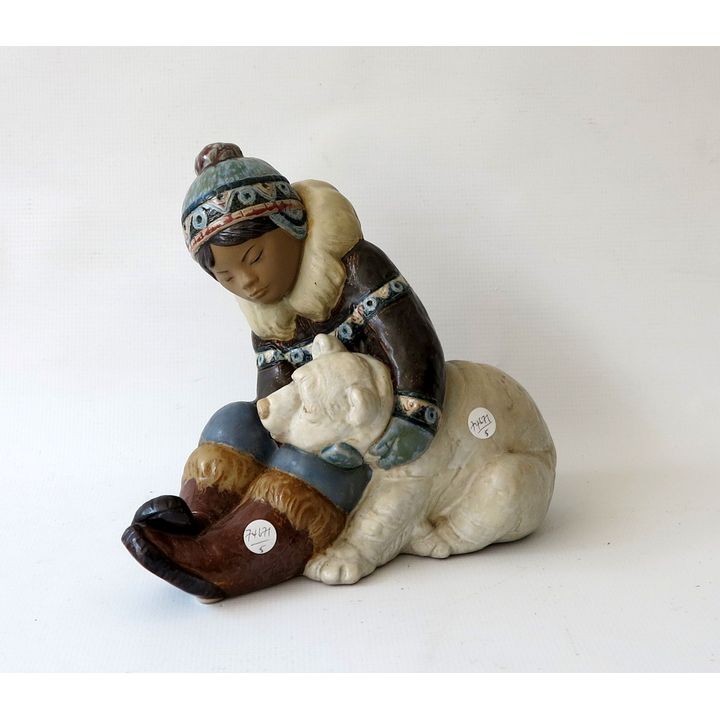 LARGE LLADRO FIGURE - ESKIMO AND POLAR BEAR CUB