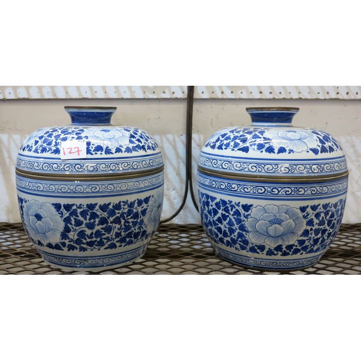 PAIR OF CHINESE PORCELAIN COVERED BOWLS,