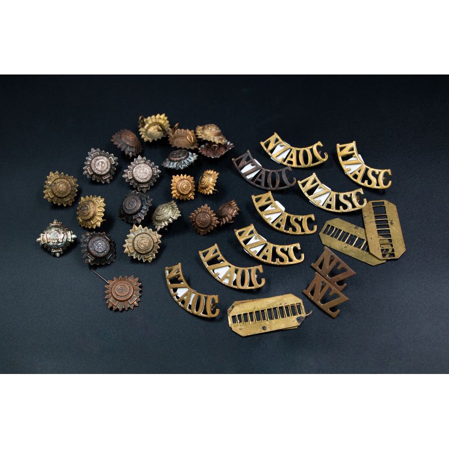 NZ SHOULDER TITLES AND PIP BADGES