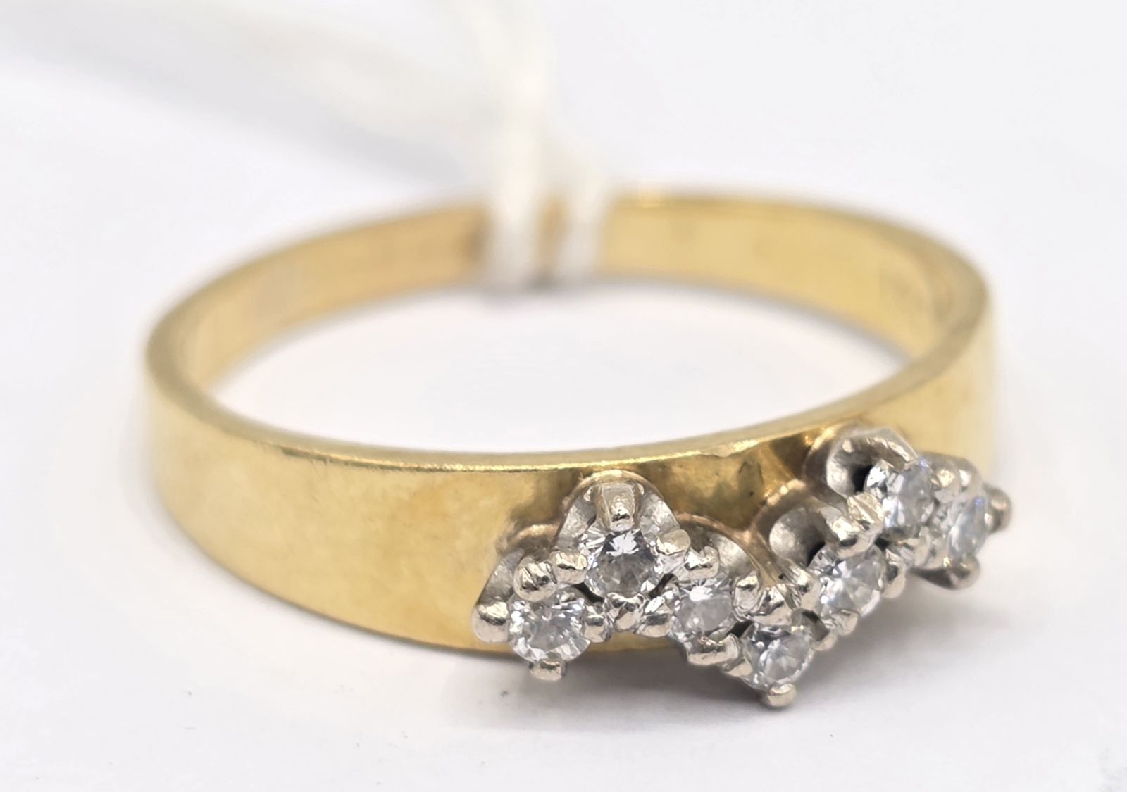 129 · 18CT DIAMOND ROW RING