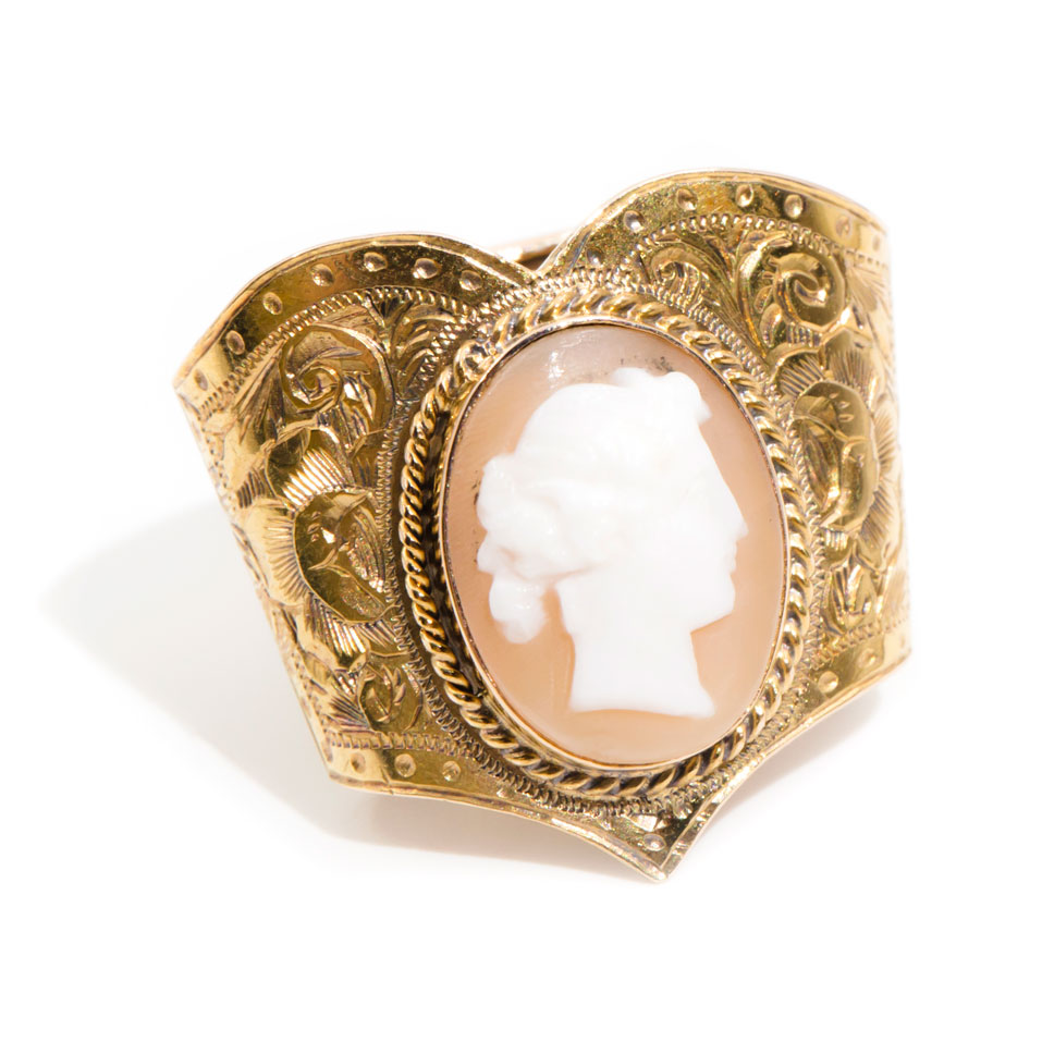 201 · 18ct Antique Cameo Scarf Toggle,