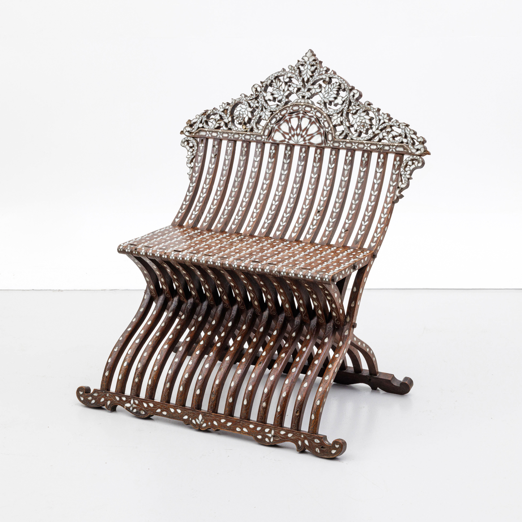 A c. 1900 Syrian (or Levantine) mother-of-pearl inlaid folding chair – kavel bij Bernaerts, Antwerp