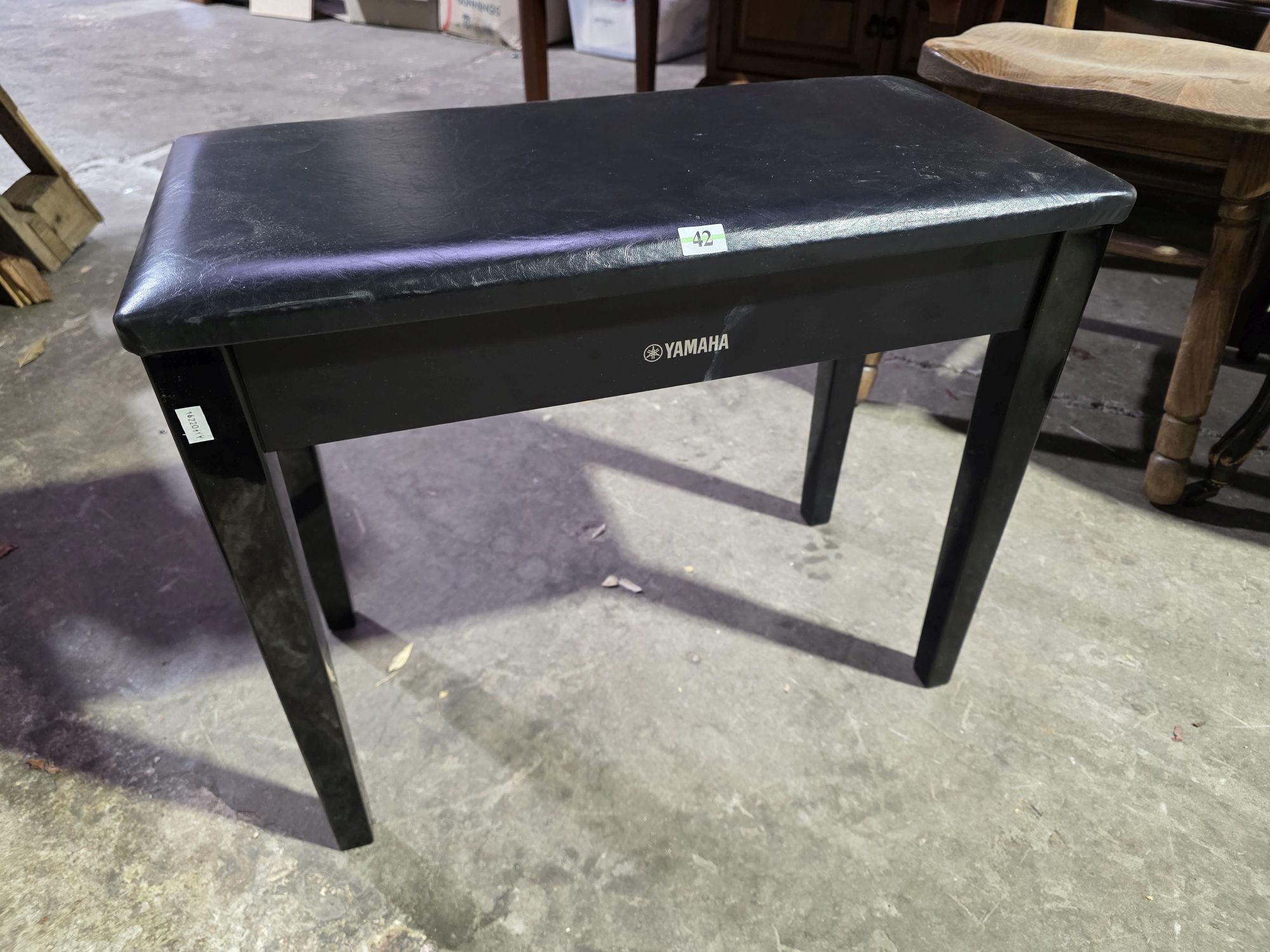 42 · YAMAHA PIANO SEAT