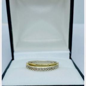 9CT YELLOW GOLD AND SILVER LADIES ETERNITY BAND.1.8G - RING SIZE O 1/2