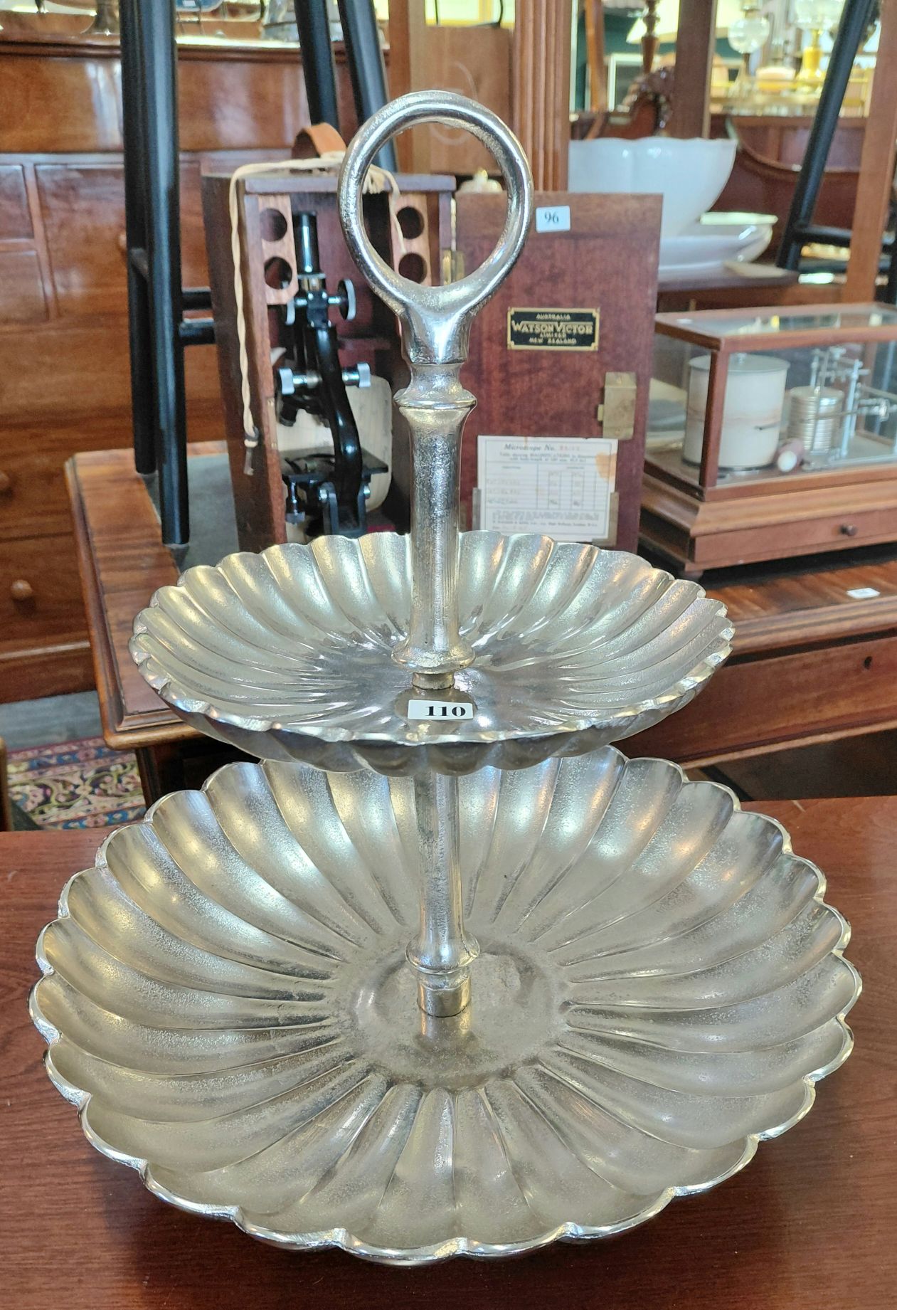 110 · SHELL SHAPED TWIN SERVING BOWL