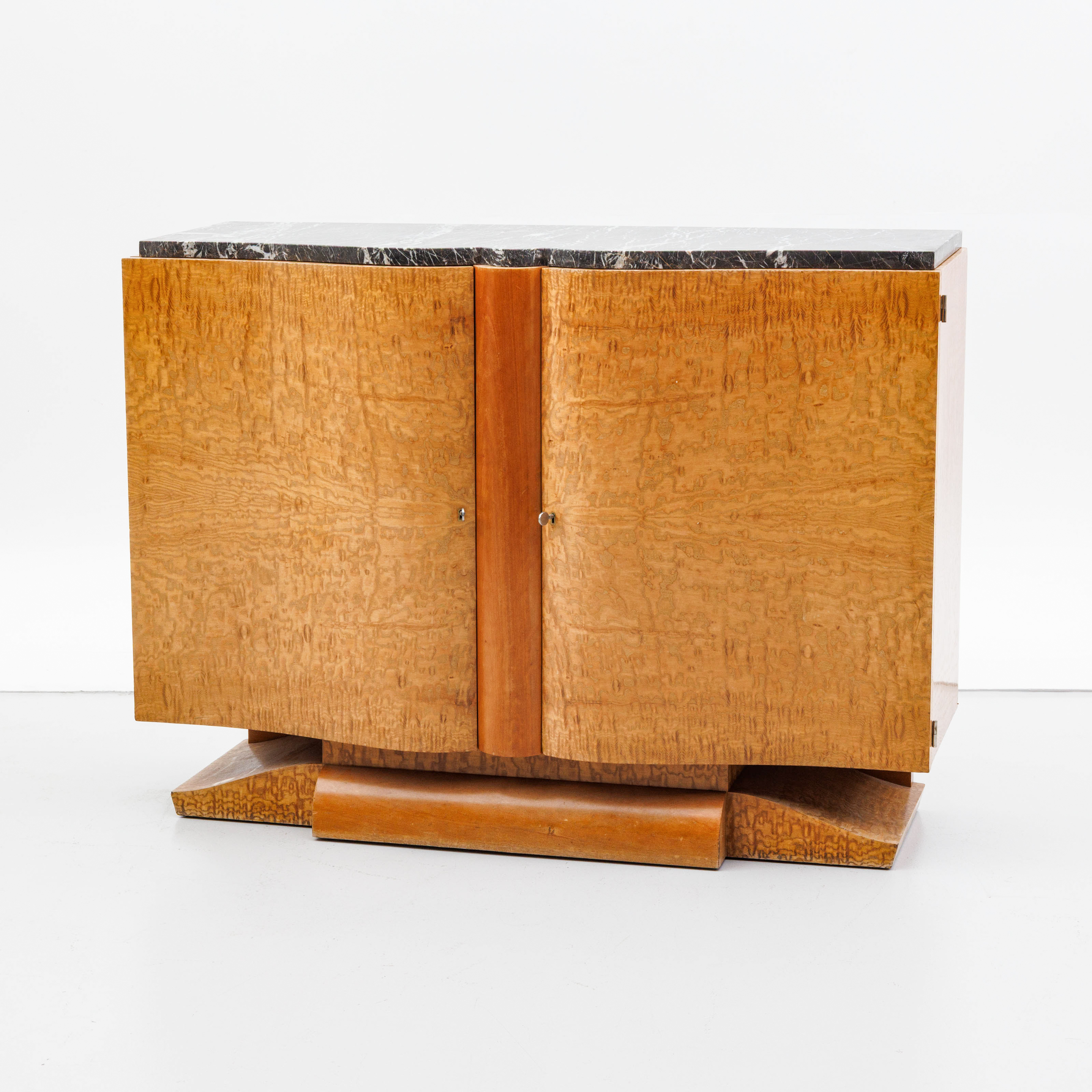 An art deco burr, walnut and marble cabinet. Dimensions – kavel bij Bernaerts, Antwerp