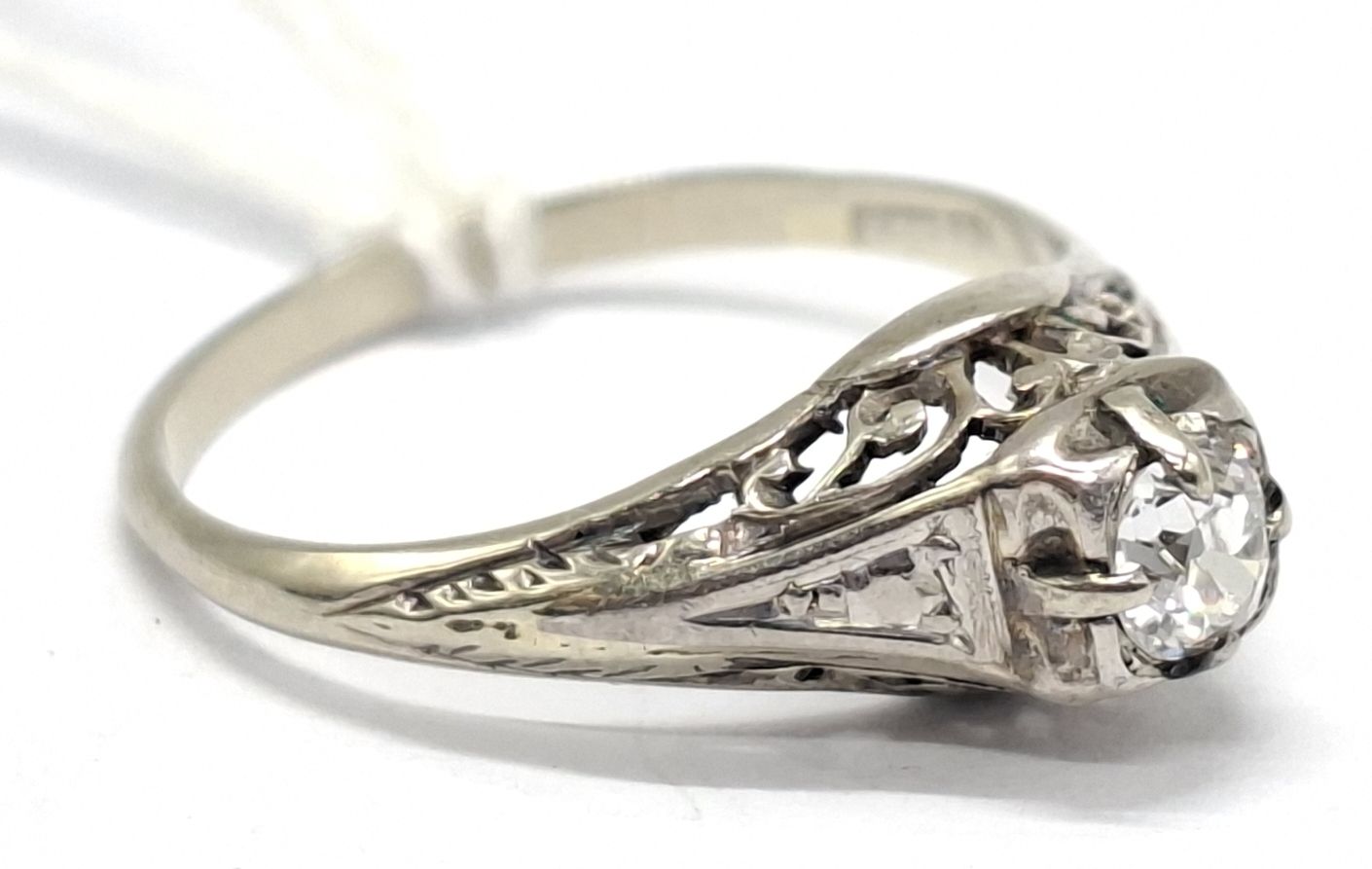 1083 · 18CT WHITE GOLD AND DIAMOND RING