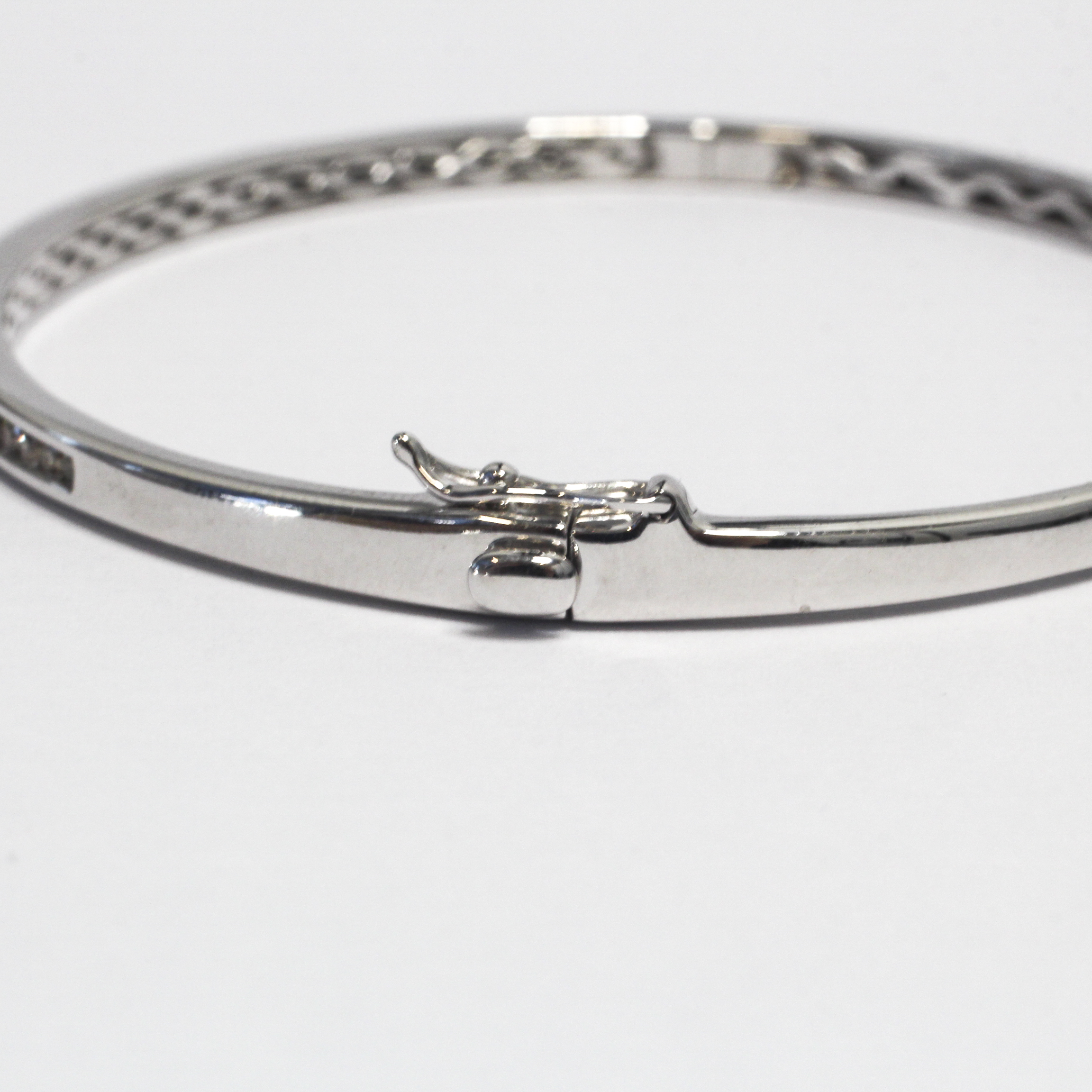 250 · 0.50ct Diamond Bangle, 9.5g