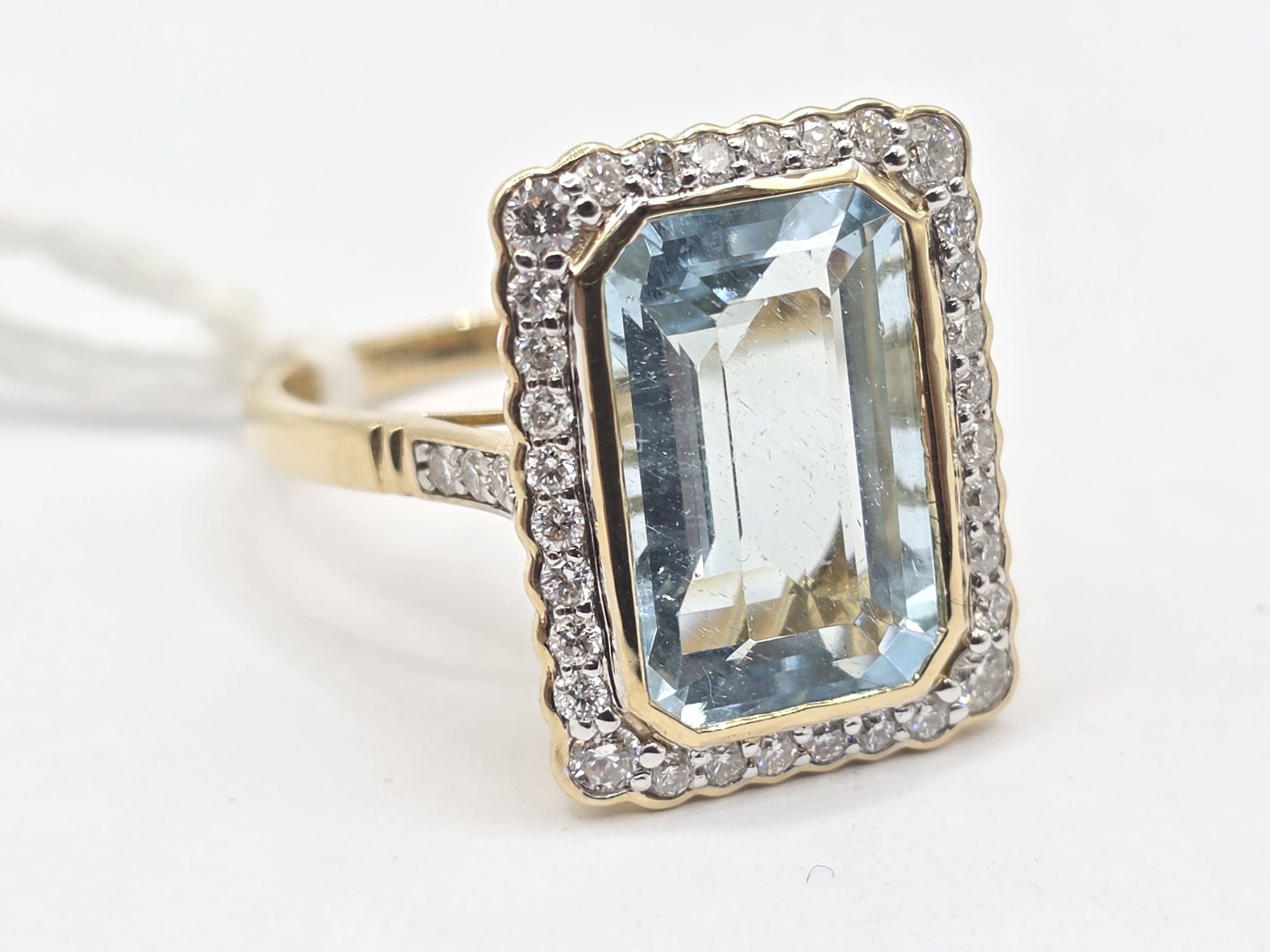 278 · 14K AQUAMARINE AND DIAMOND COCKTAIL RING