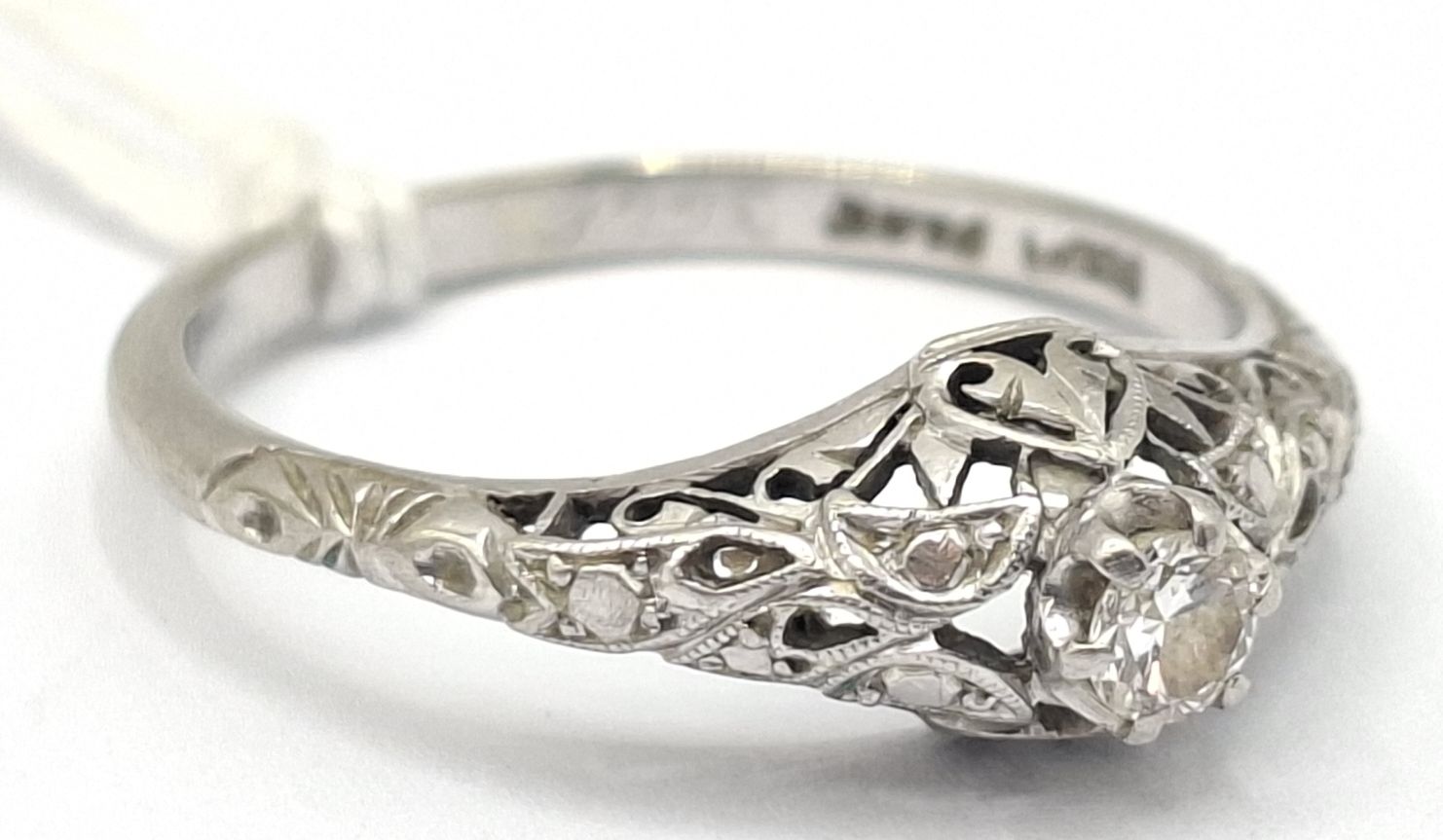 350 · ANTIQUE 18CT SOLITAIRE DRESS RING