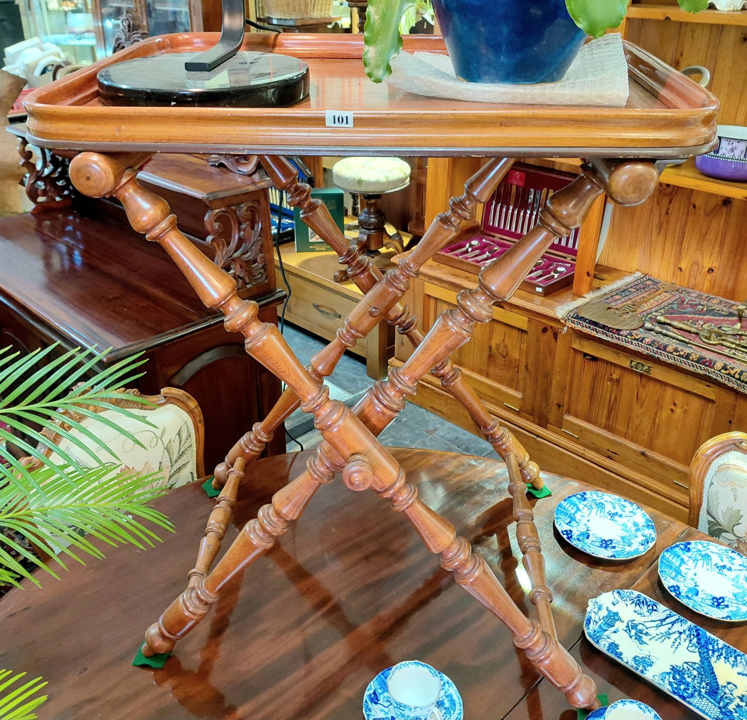 101 · BUTLER'S TRAY ON STAND