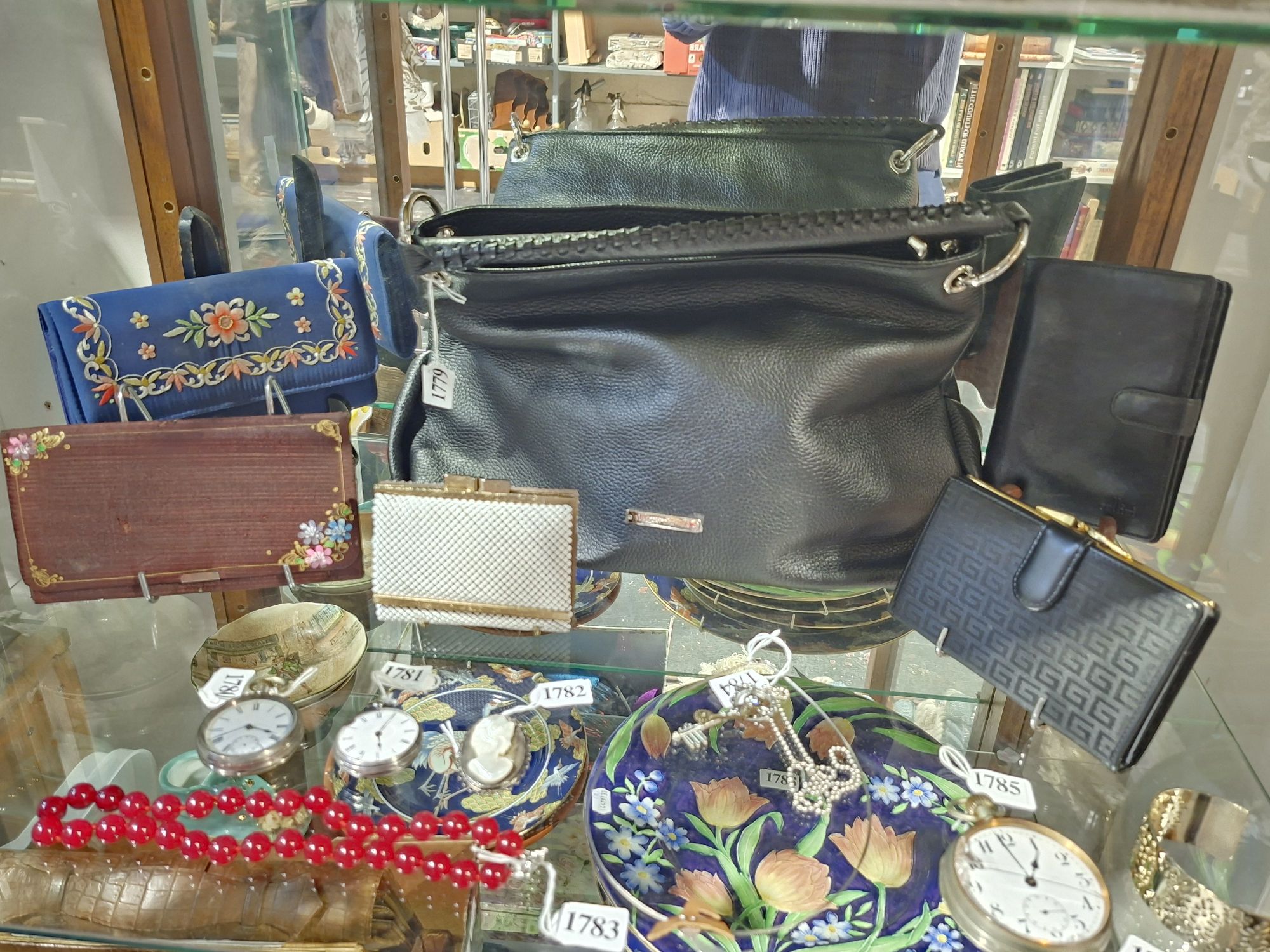 LADIES HANDBAG AND PURSES