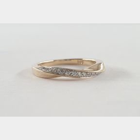 9CT YELLOW GOLD TWIST RING WITH 0.160CT DIAMONDS - 51929/12825