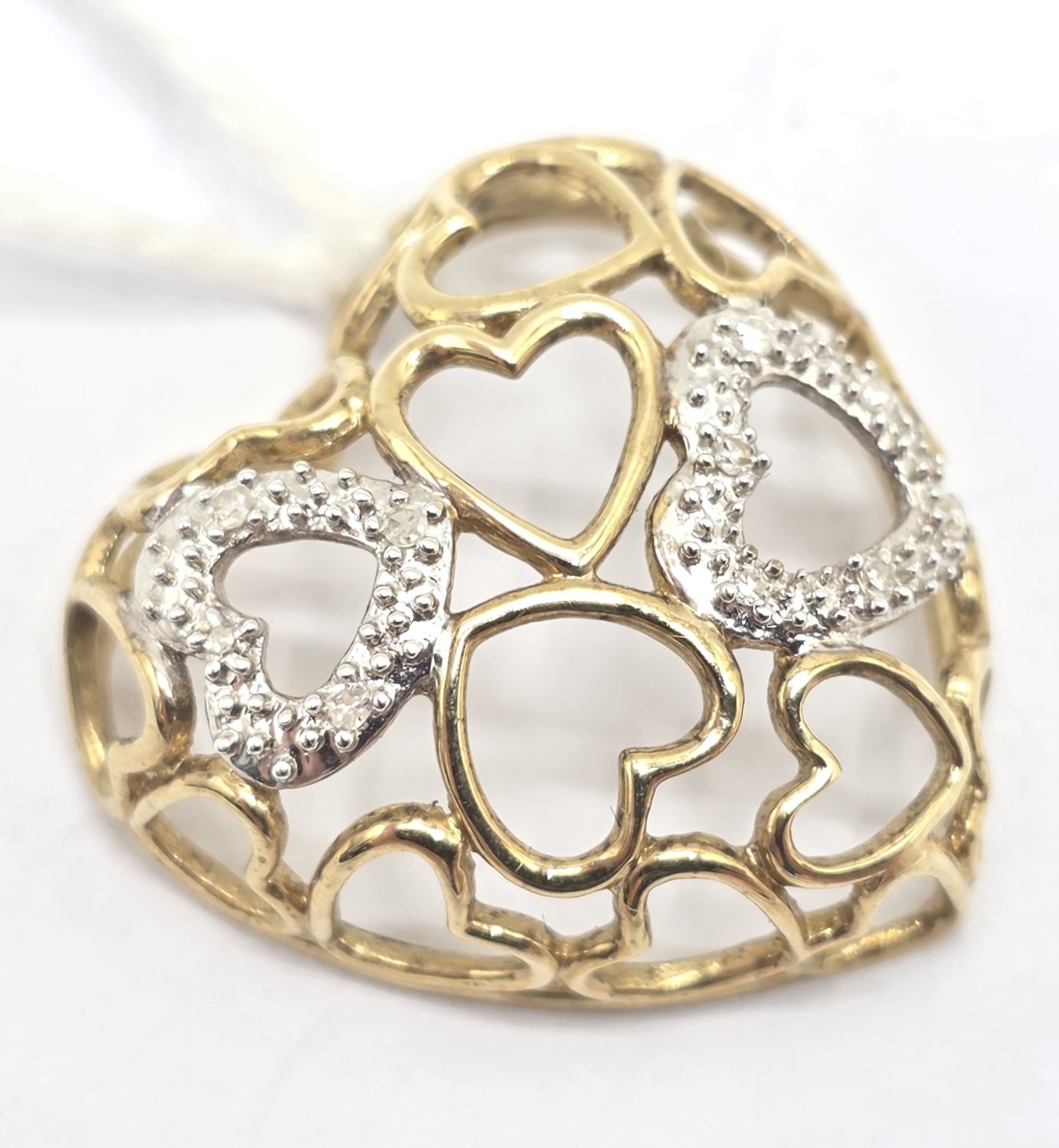 37 · 9CT GOLD PENDANT