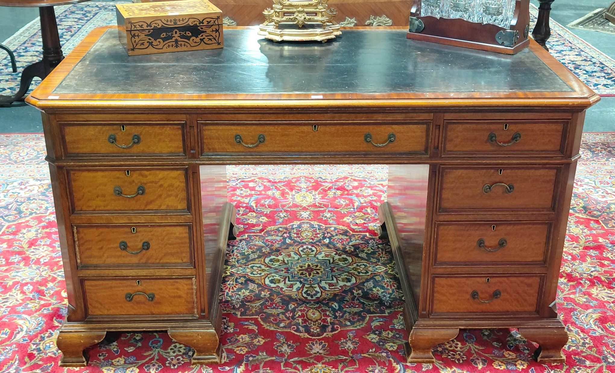 601 · 19THC. PEDESTAL DESK