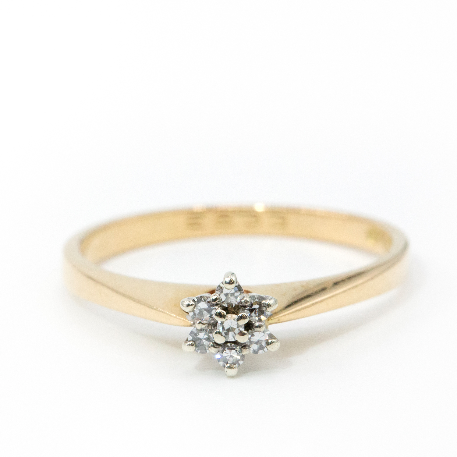 259 · Diamond Daisy 18ct Gold Ring