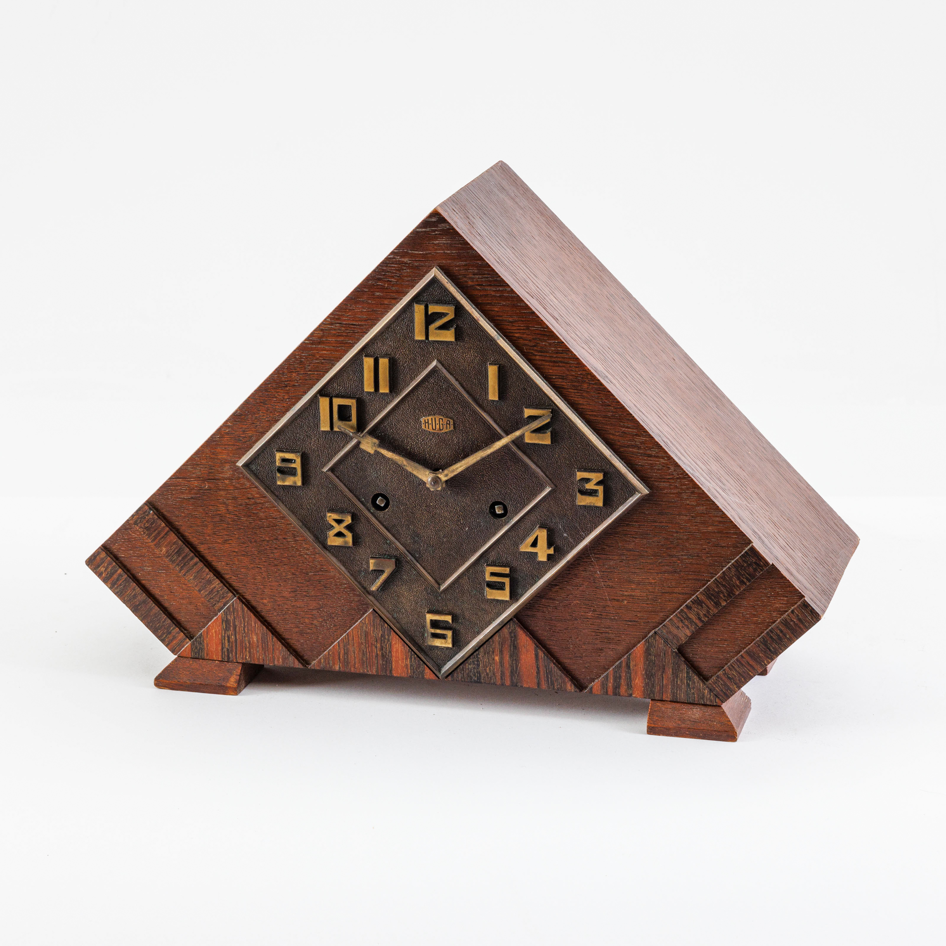 A Art Deco period table clock from the Amsterdam modernist school. Oak and metal – kavel bij Bernaerts, Antwerp