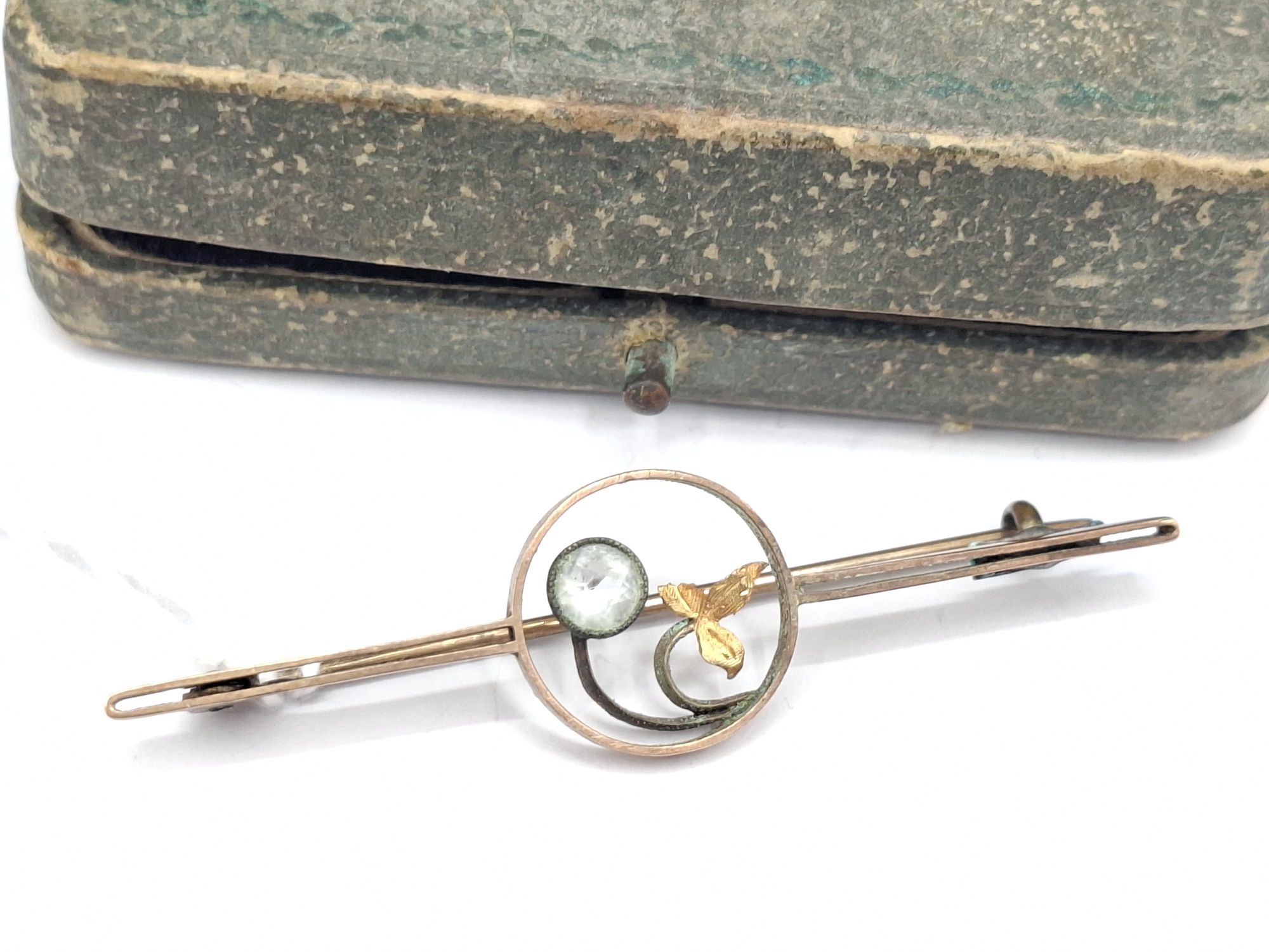 1051 · 9CT GOLD BROOCH