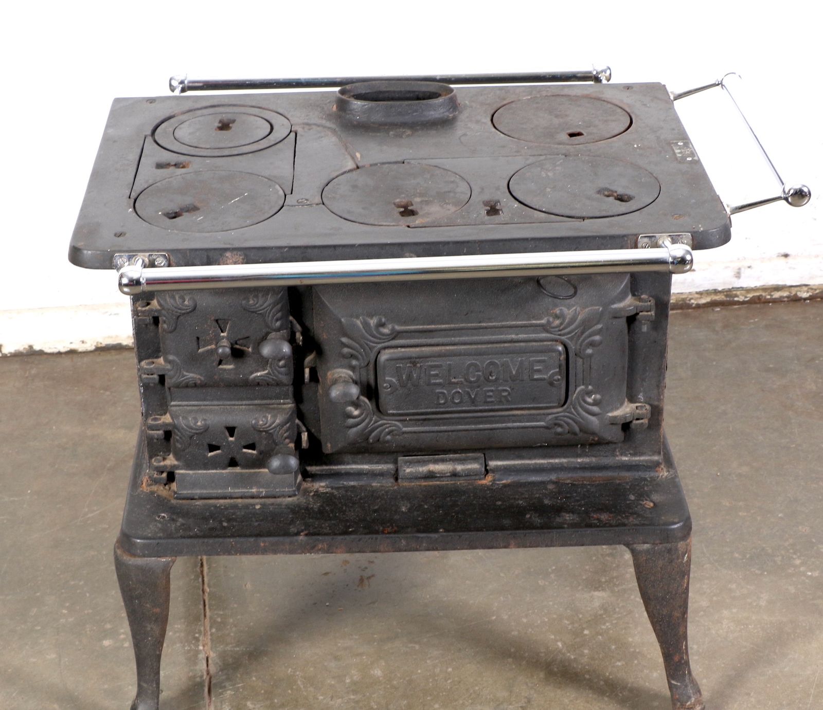 Vintage cast iron stove, Welcome Dover | OldJW Auctioneers