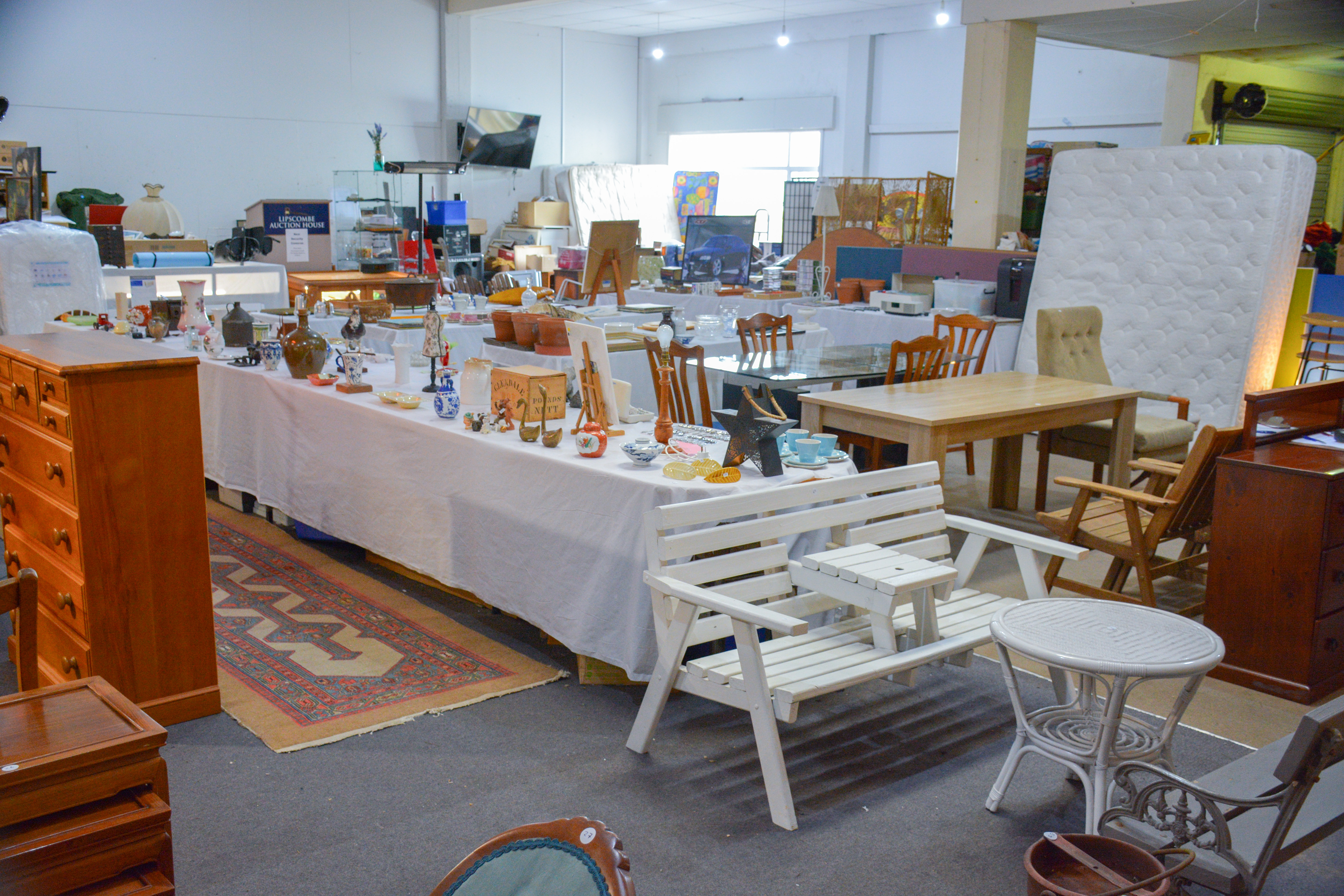 Furniture and Collectable Auction | Lipscombe Auction House Limited