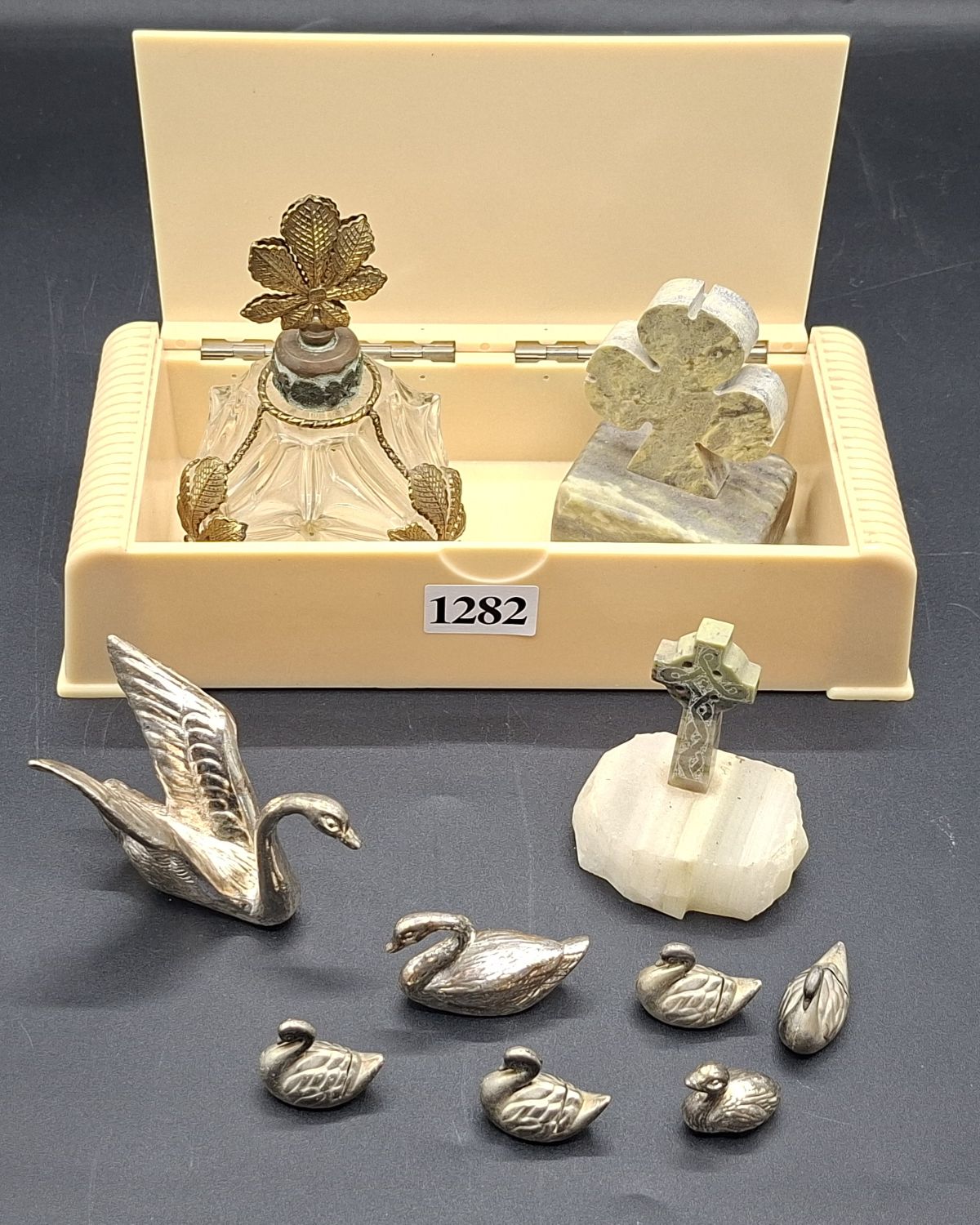 1282 · COLLECTABLES IN BAKELITE BOX