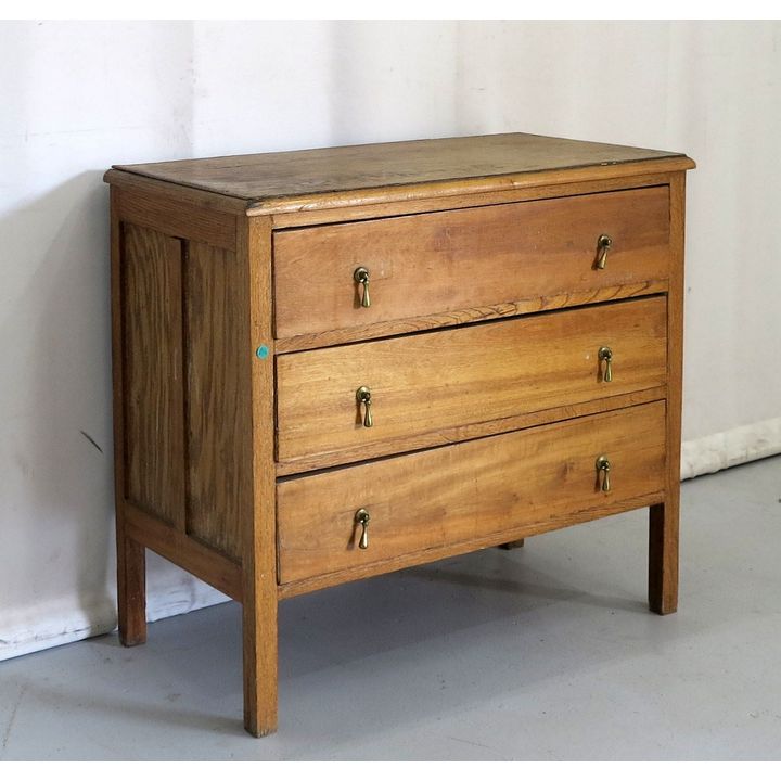 SMALL OAK CHEST OF DRAWERS