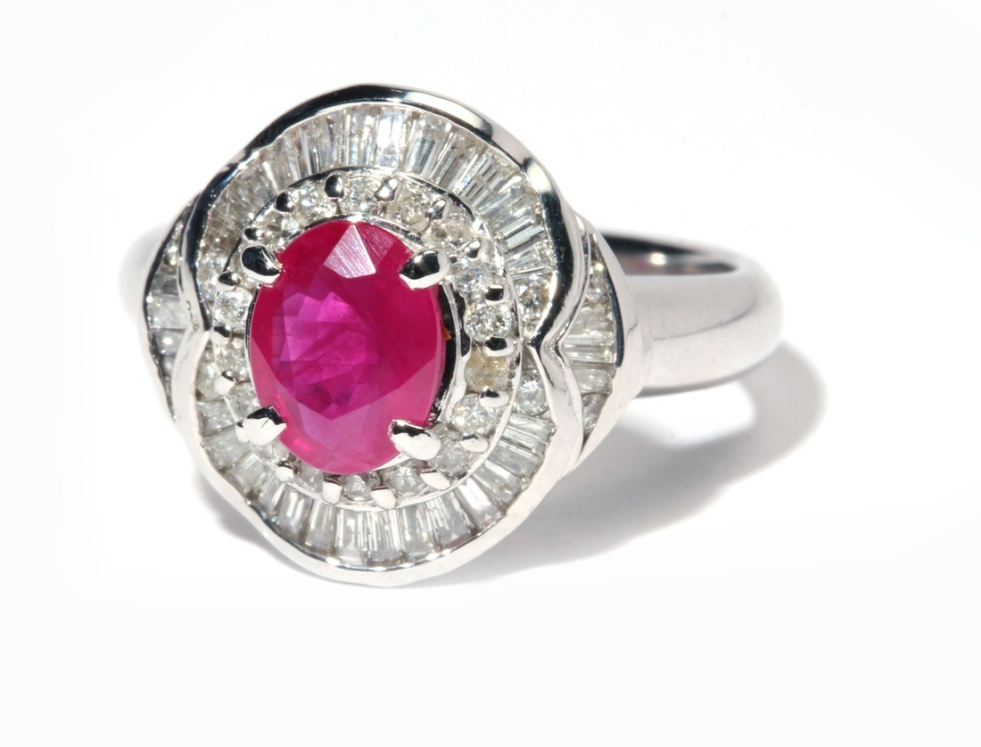 Pt900 platinum ring with a ruby on top. Surrounded by small diamonds ...