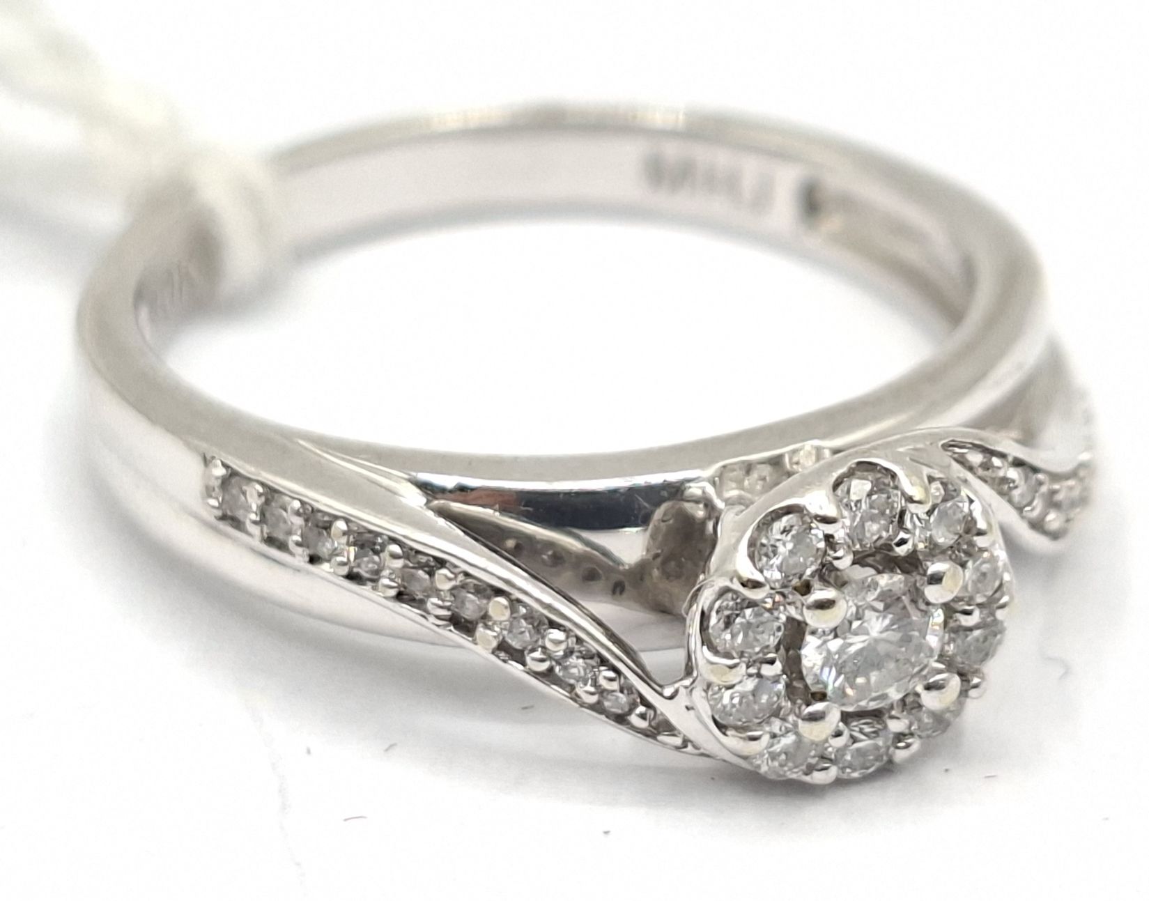 1126 · 10CT GOLD DIAMOND RING